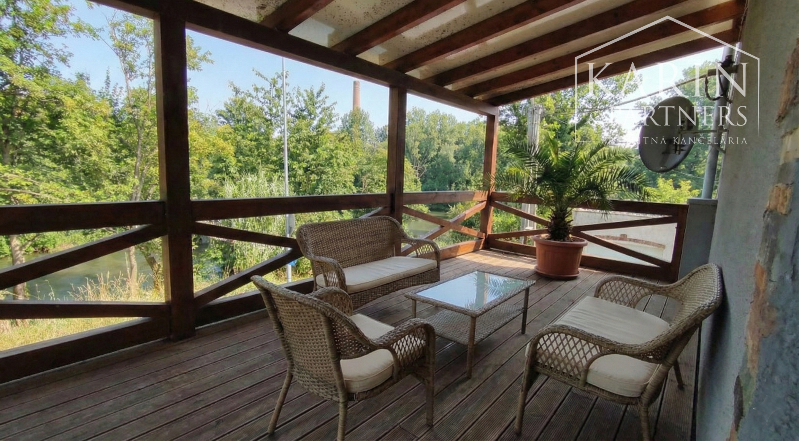 Predáme priestorovo veľkorysý rodinný dom s bazénom v meste s blízkosťou prírody, Nové Zámky