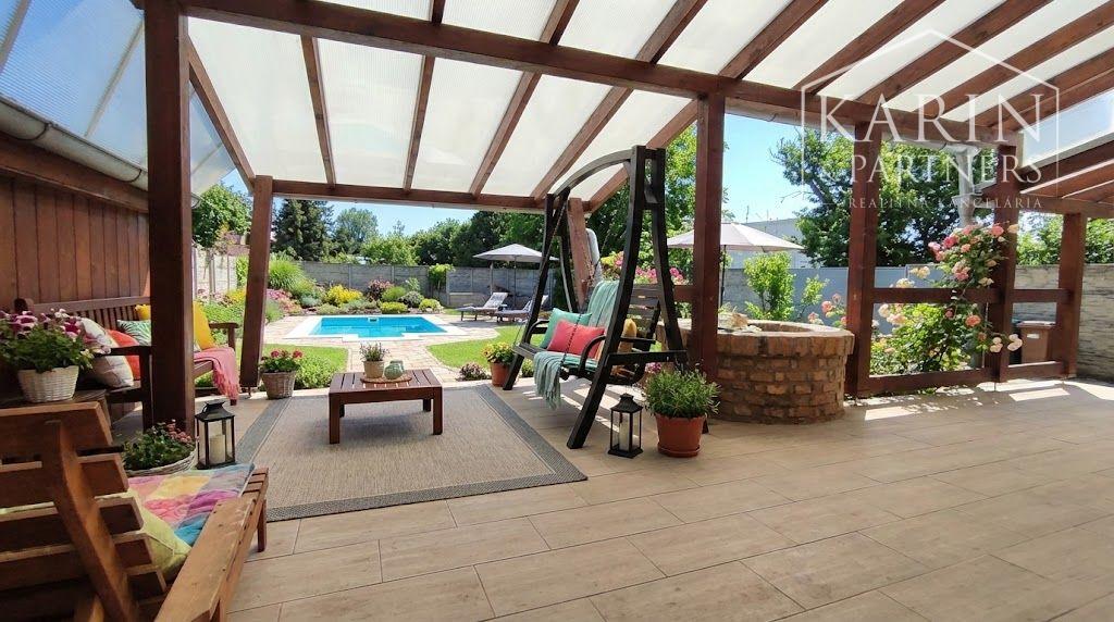 Predáme priestorovo veľkorysý rodinný dom s bazénom v meste s blízkosťou prírody, Nové Zámky