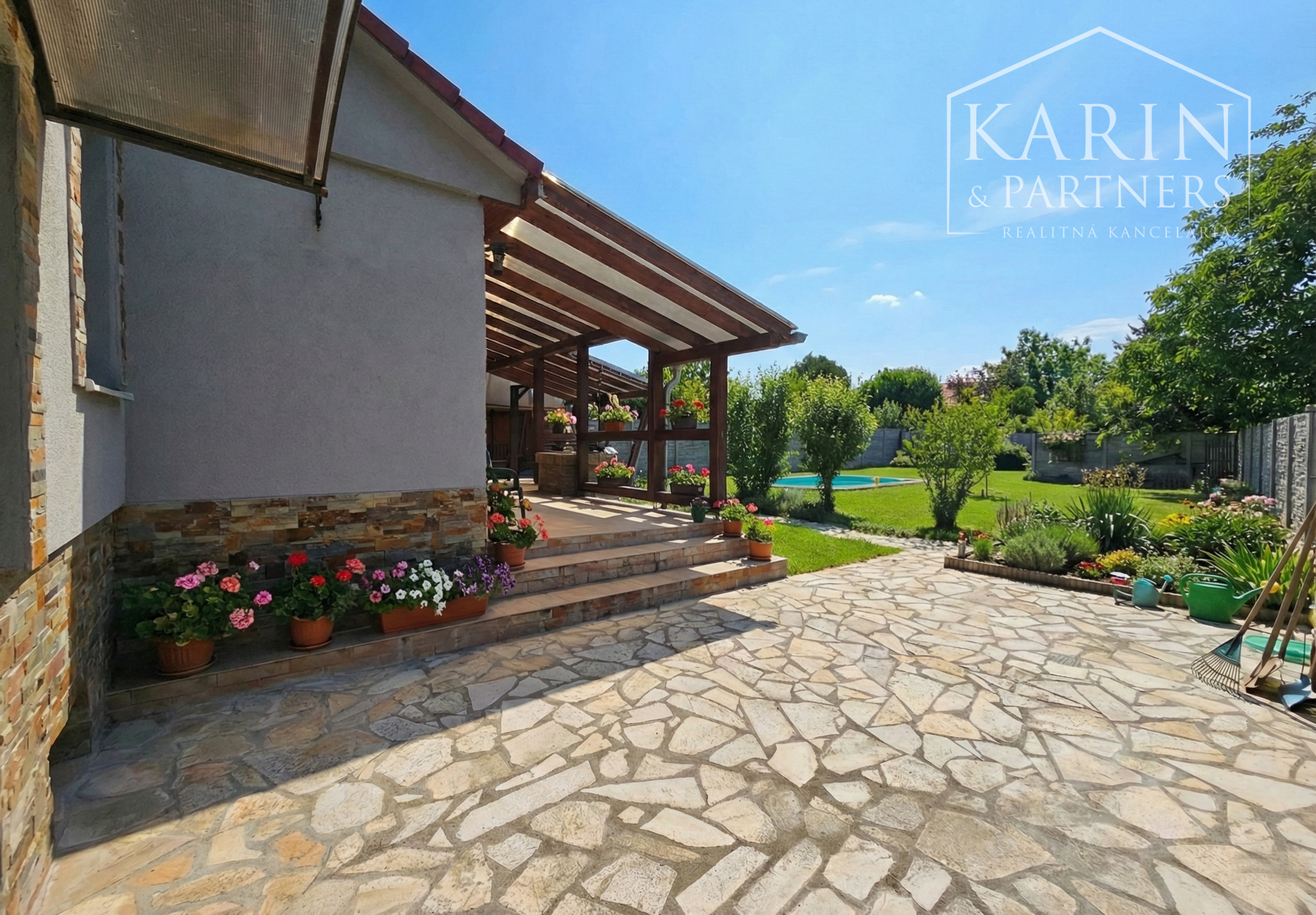 Predáme priestorovo veľkorysý rodinný dom s bazénom v meste s blízkosťou prírody, Nové Zámky