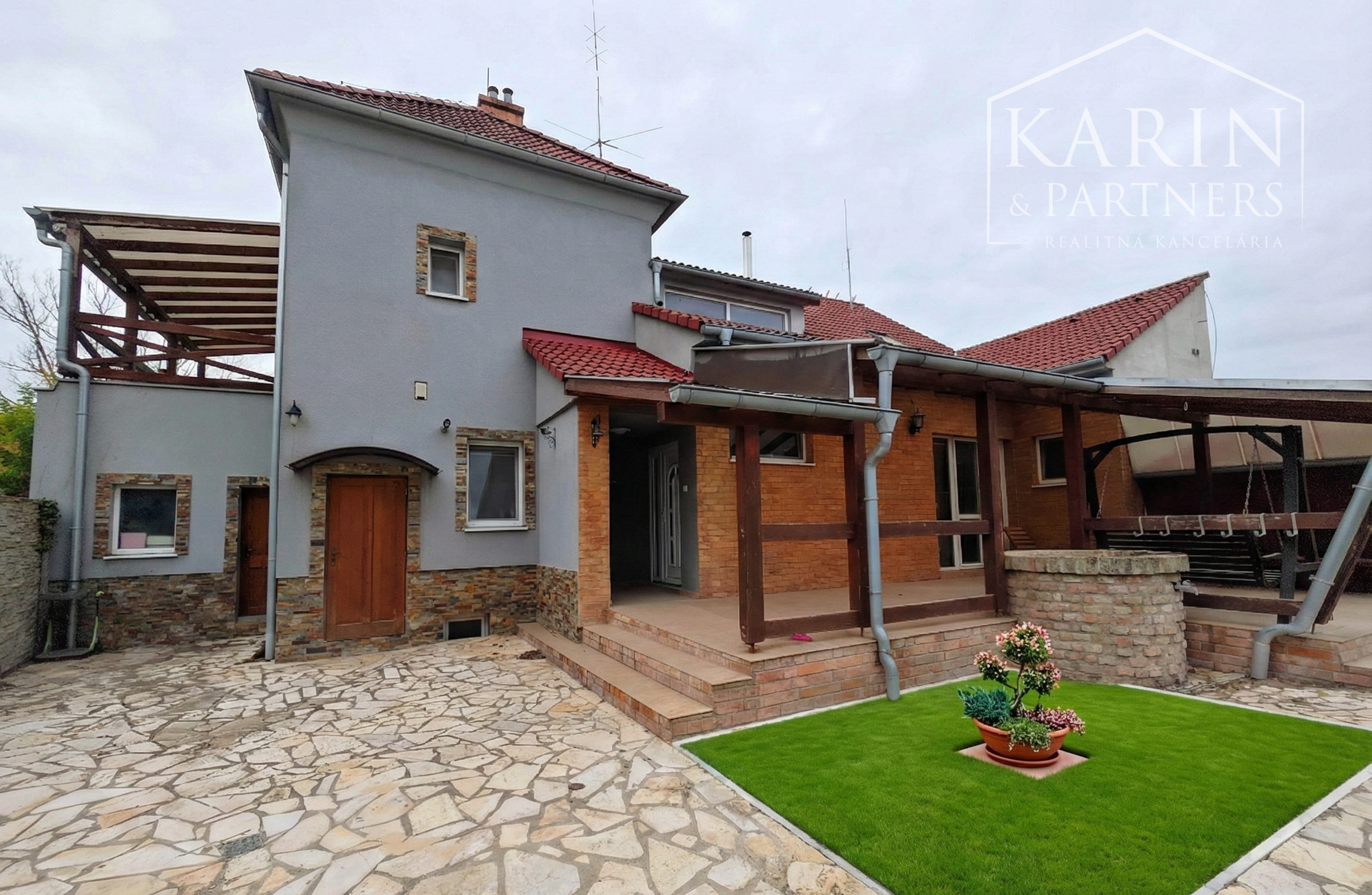 Predáme priestorovo veľkorysý rodinný dom s bazénom v meste s blízkosťou prírody, Nové Zámky