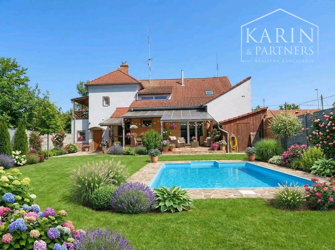 Predáme priestorovo veľkorysý rodinný dom s bazénom v meste s blízkosťou prírody, Nové Zámky