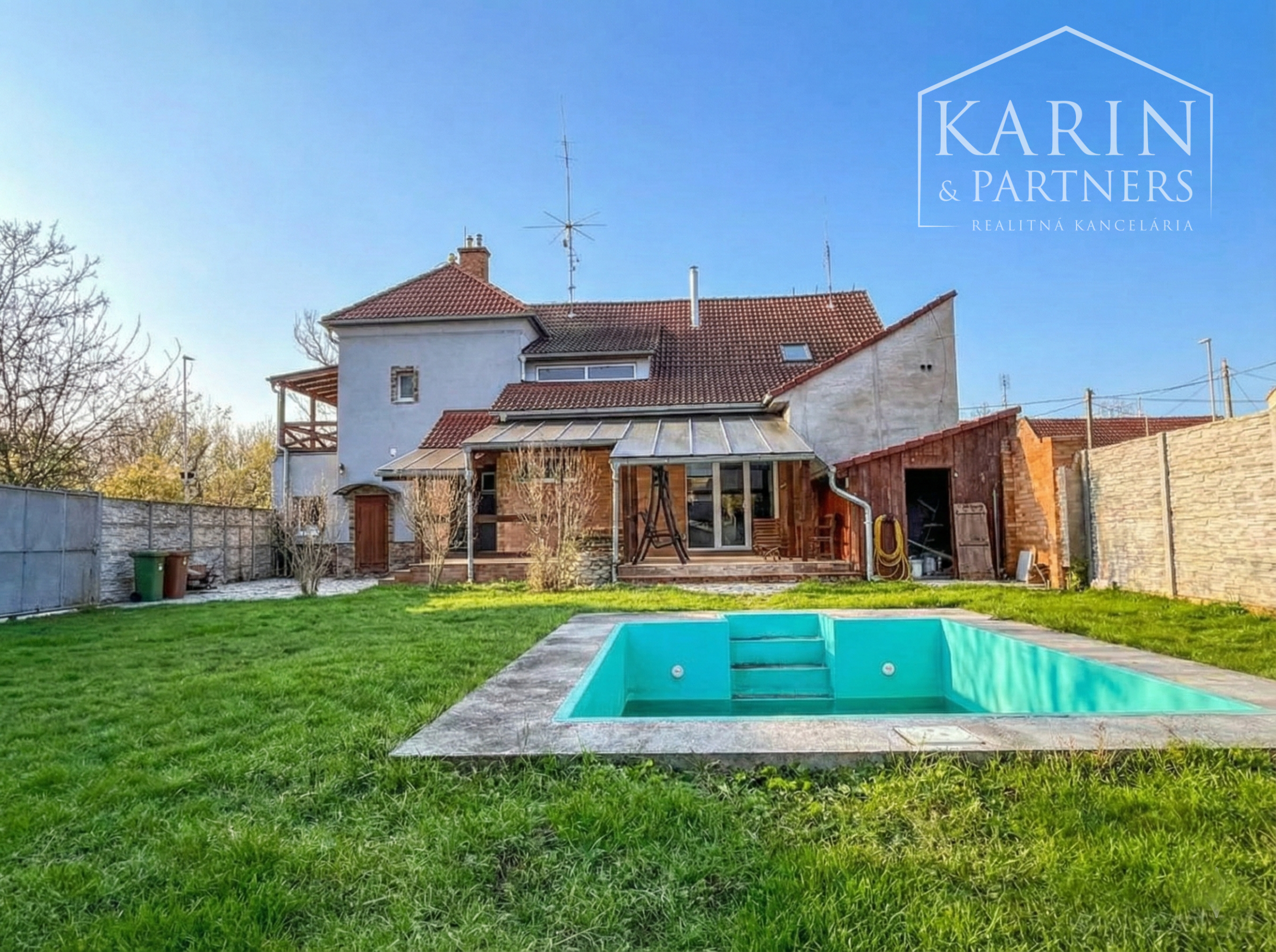 Predáme priestorovo veľkorysý rodinný dom s bazénom v meste s blízkosťou prírody, Nové Zámky