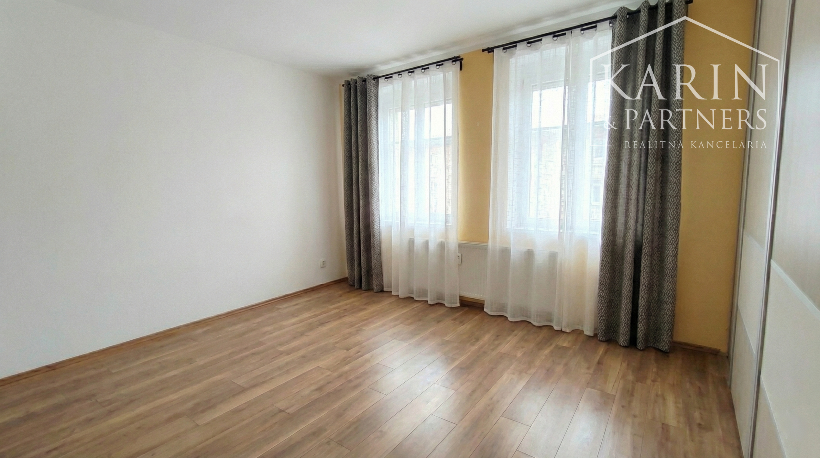 PRENÁJOM: Veľký 2,5i byt s loggiou, sídlisko JUH, kompl.REKO