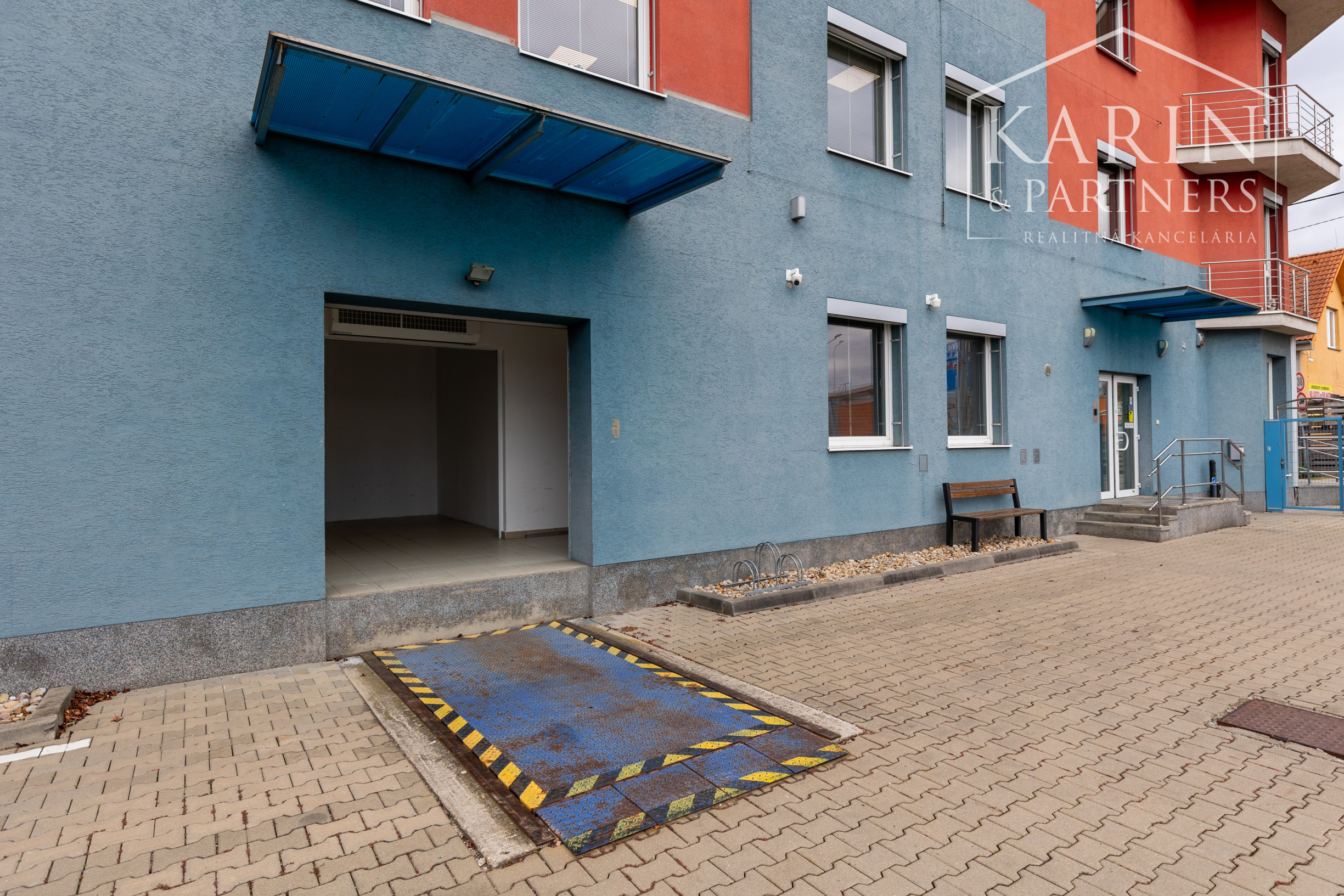 OBCHODNO-SKLADOVÉ PRIESTORY S NÁKLADNOU PLOŠINOU+ SHOWROOM A KANCELÁRIA