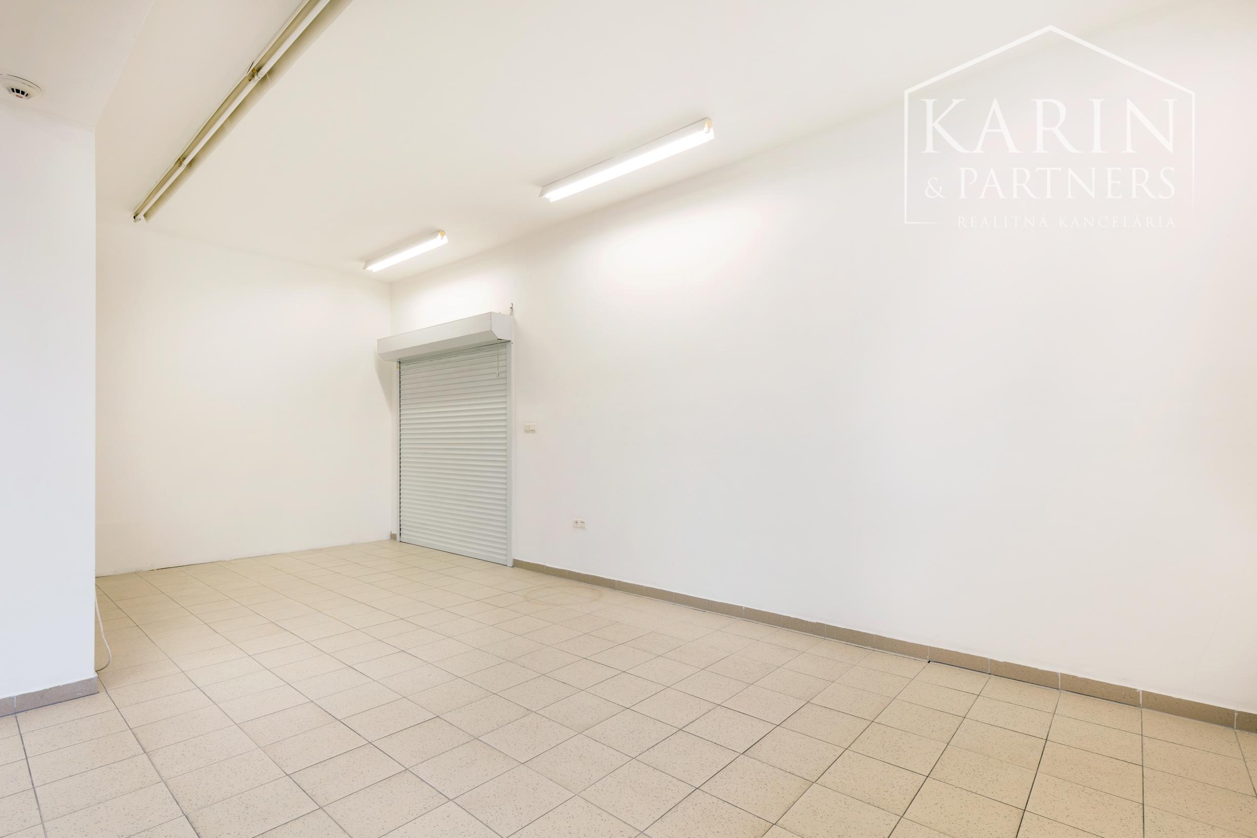 OBCHODNO-SKLADOVÉ PRIESTORY S NÁKLADNOU PLOŠINOU+ SHOWROOM A KANCELÁRIA