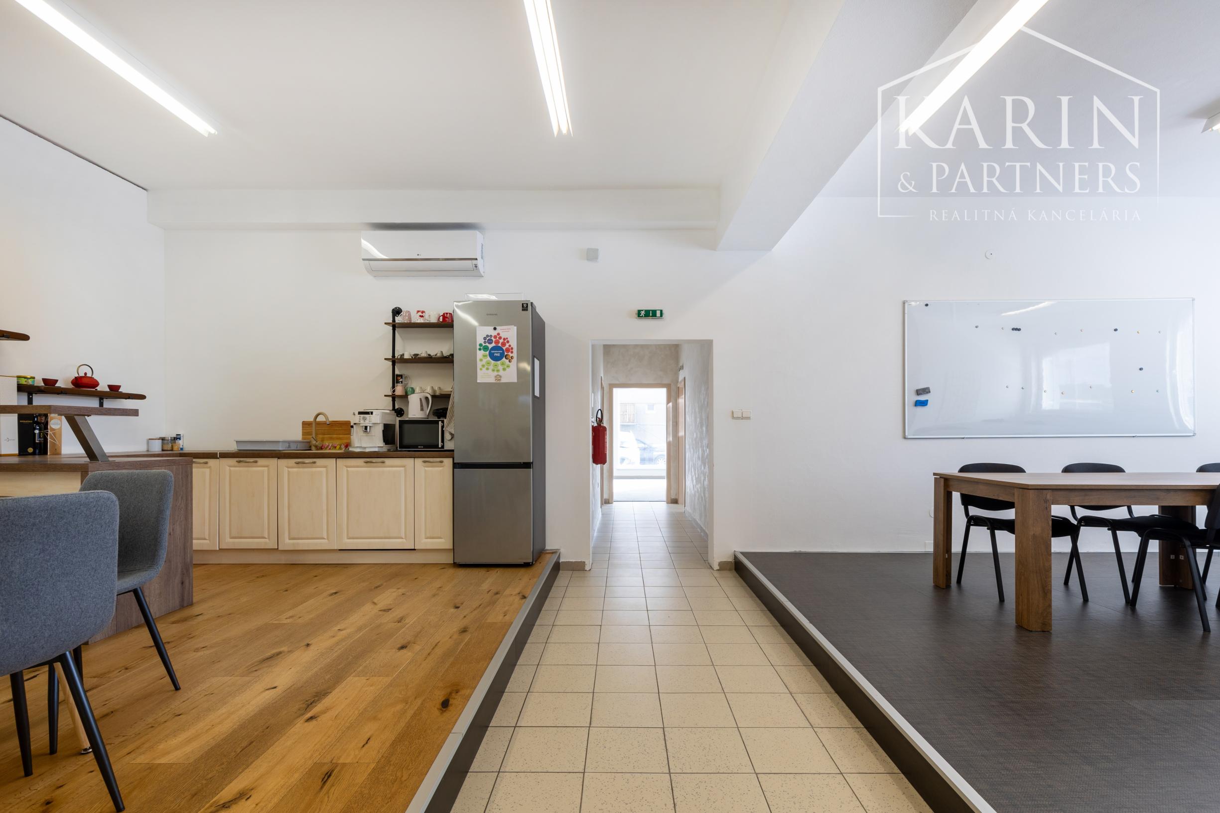 OBCHODNO-SKLADOVÉ PRIESTORY S NÁKLADNOU PLOŠINOU+ SHOWROOM A KANCELÁRIA