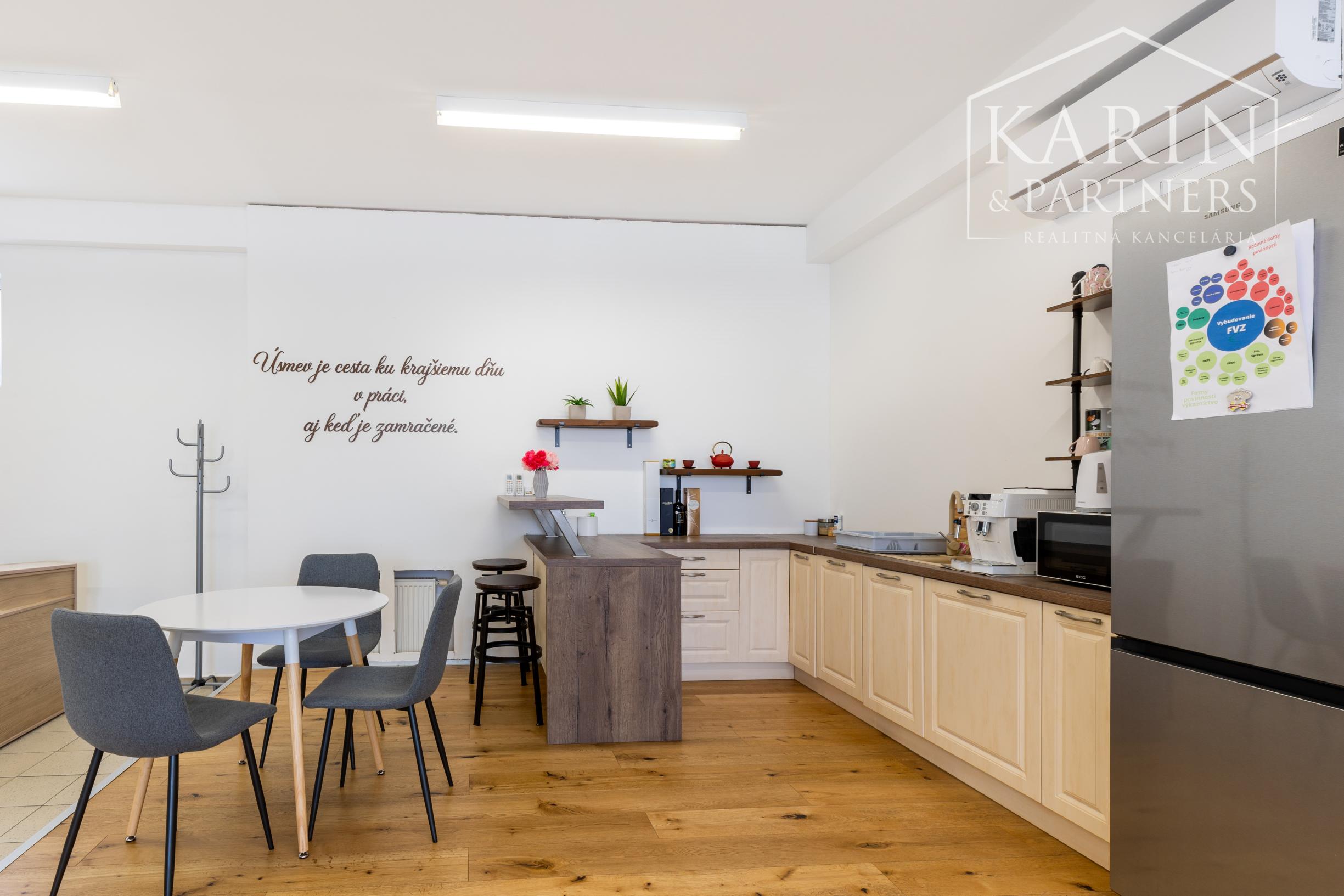 OBCHODNO-SKLADOVÉ PRIESTORY S NÁKLADNOU PLOŠINOU+ SHOWROOM A KANCELÁRIA