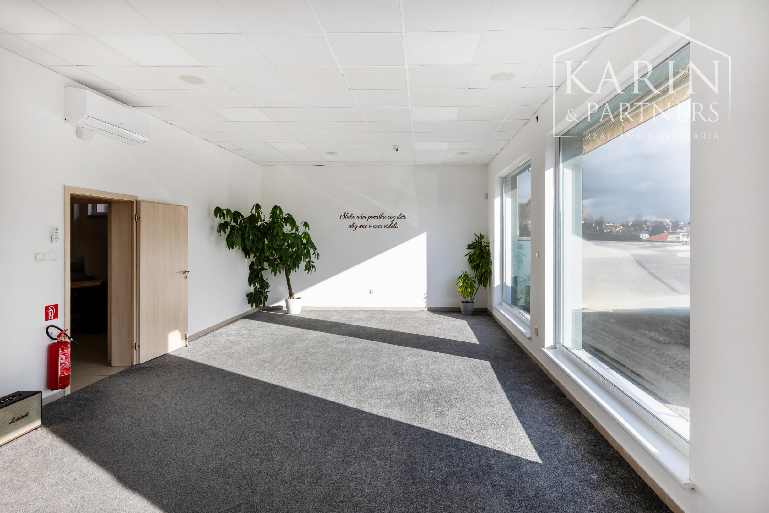 OBCHODNO-SKLADOVÉ PRIESTORY S NÁKLADNOU PLOŠINOU+ SHOWROOM A KANCELÁRIA