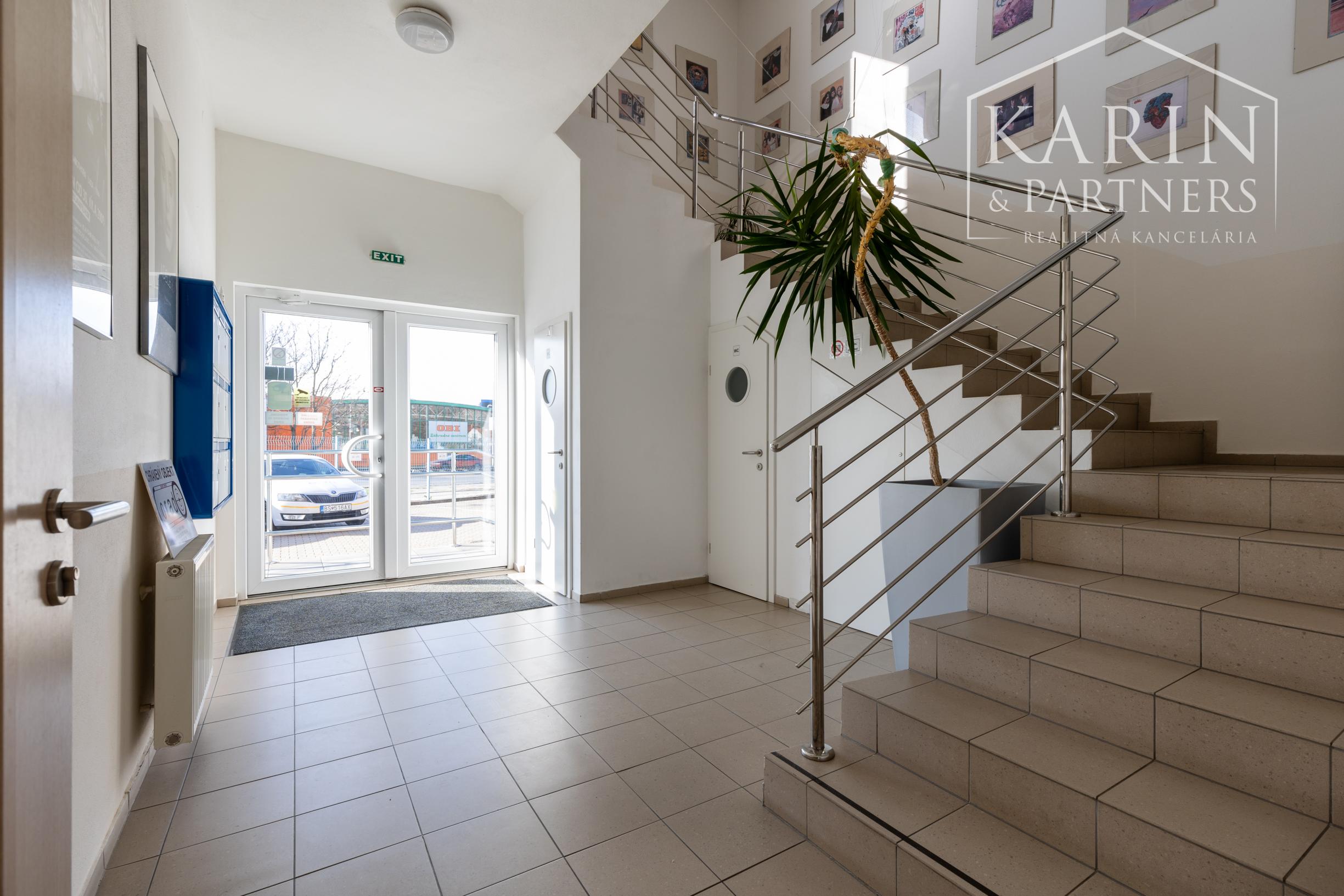 OBCHODNO-SKLADOVÉ PRIESTORY S NÁKLADNOU PLOŠINOU+ SHOWROOM A KANCELÁRIA