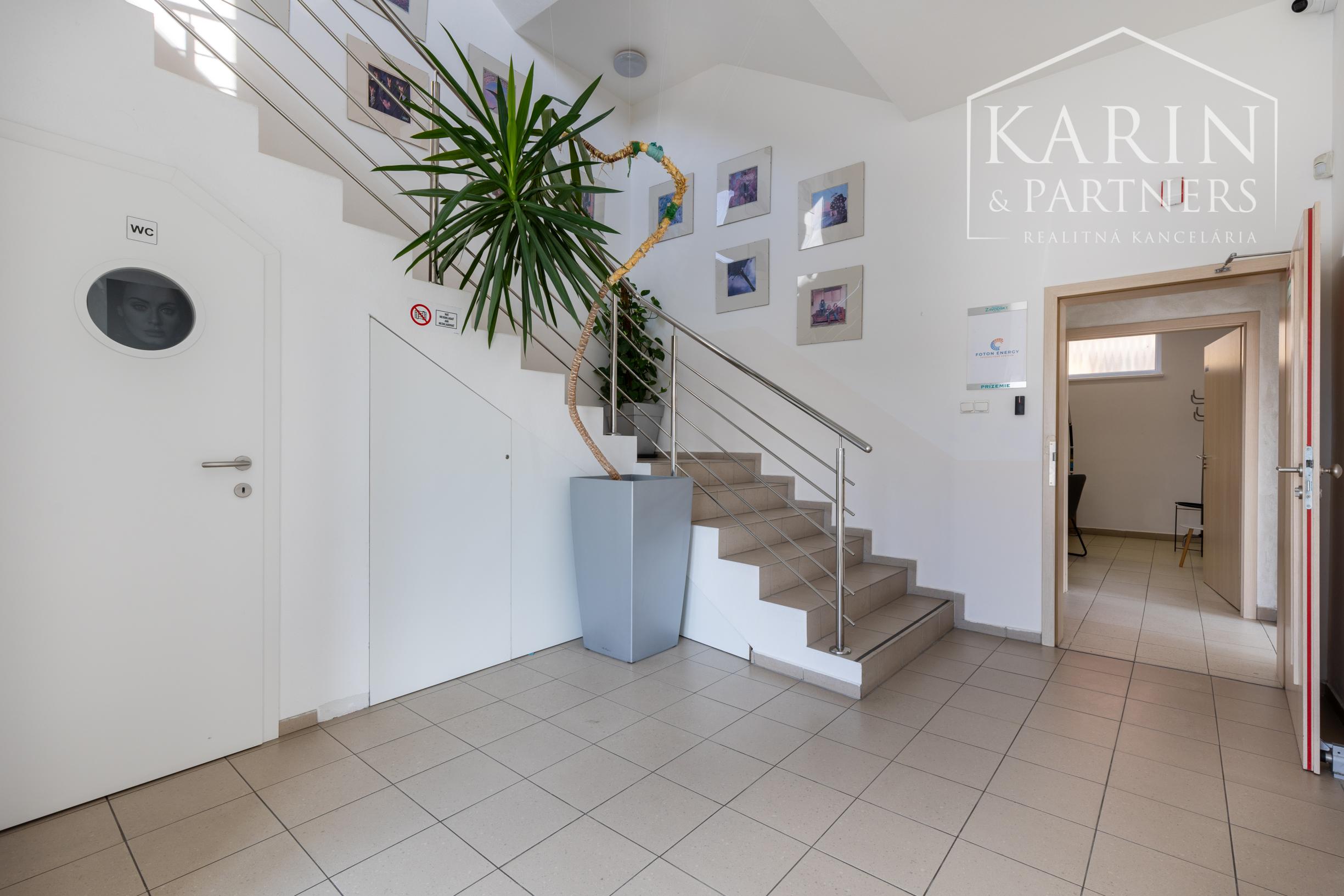 OBCHODNO-SKLADOVÉ PRIESTORY S NÁKLADNOU PLOŠINOU+ SHOWROOM A KANCELÁRIA