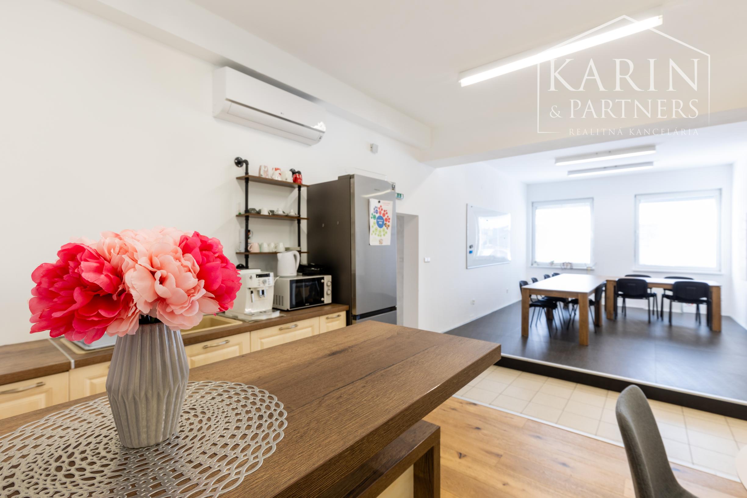 OBCHODNO-SKLADOVÉ PRIESTORY S NÁKLADNOU PLOŠINOU+ SHOWROOM A KANCELÁRIA