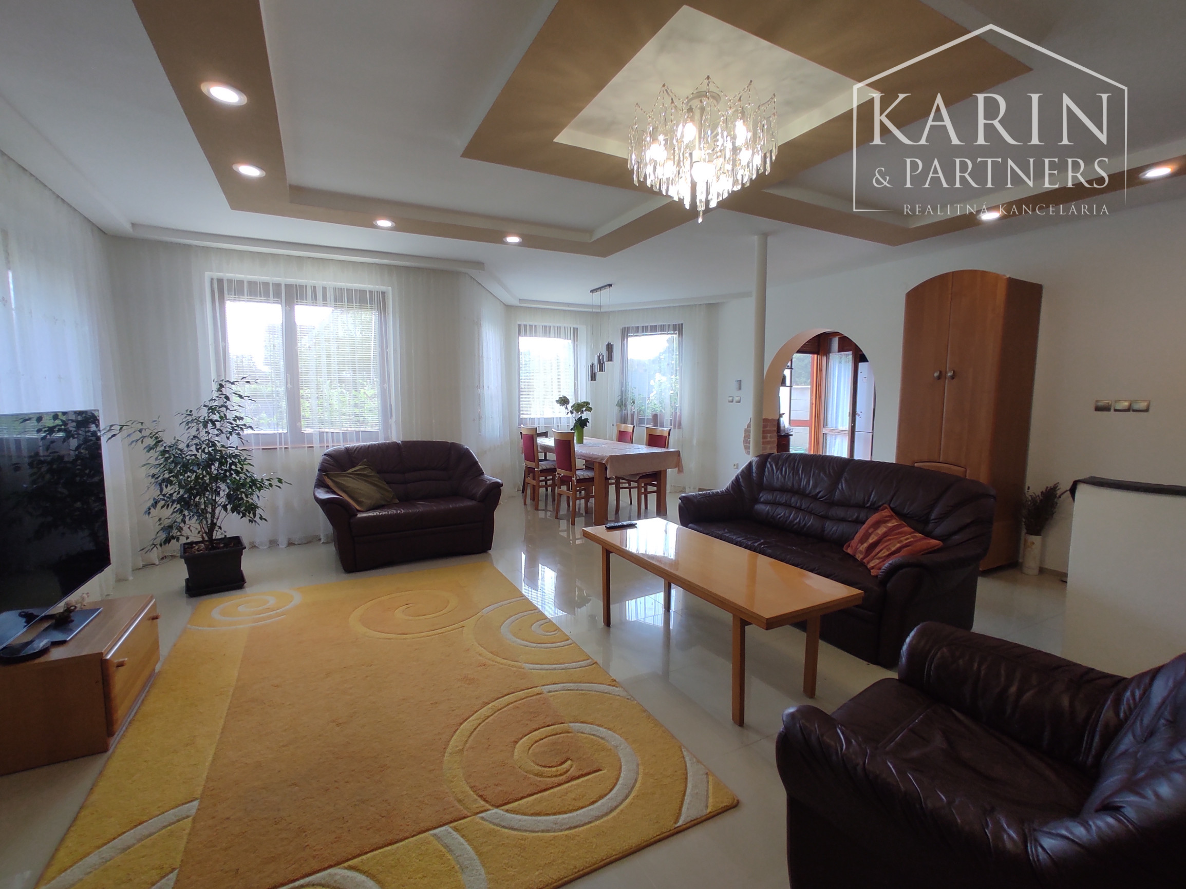 5-izbový rodinný dom s hosťovským bytom v centre Ivanky pri Dunaji