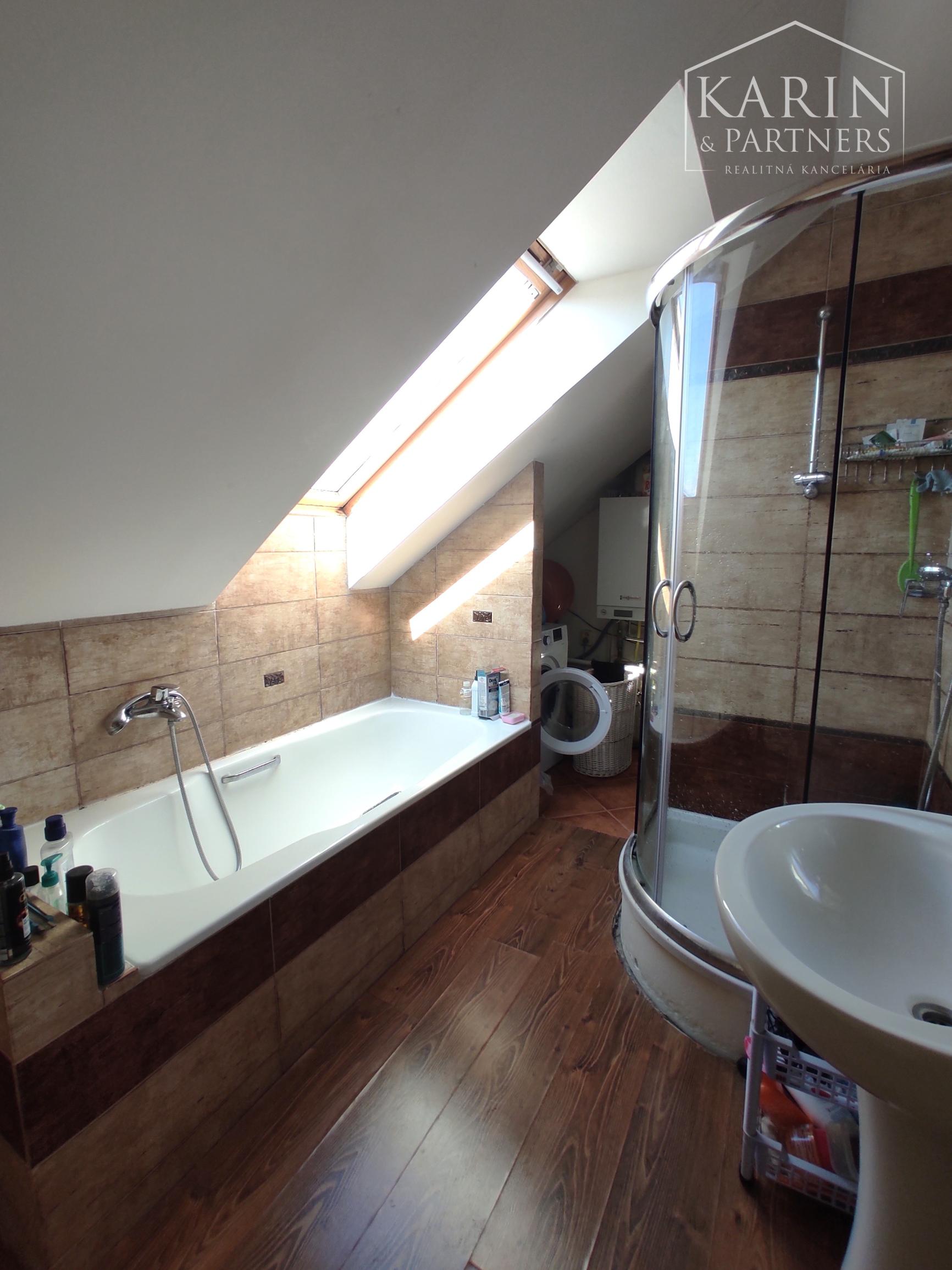 5-izbový rodinný dom s hosťovským bytom v centre Ivanky pri Dunaji