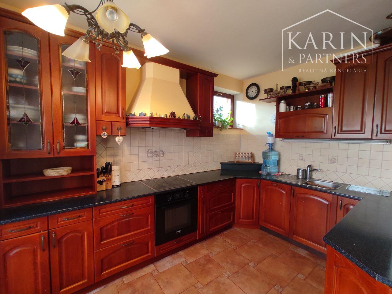 5-izbový rodinný dom s hosťovským bytom v centre Ivanky pri Dunaji