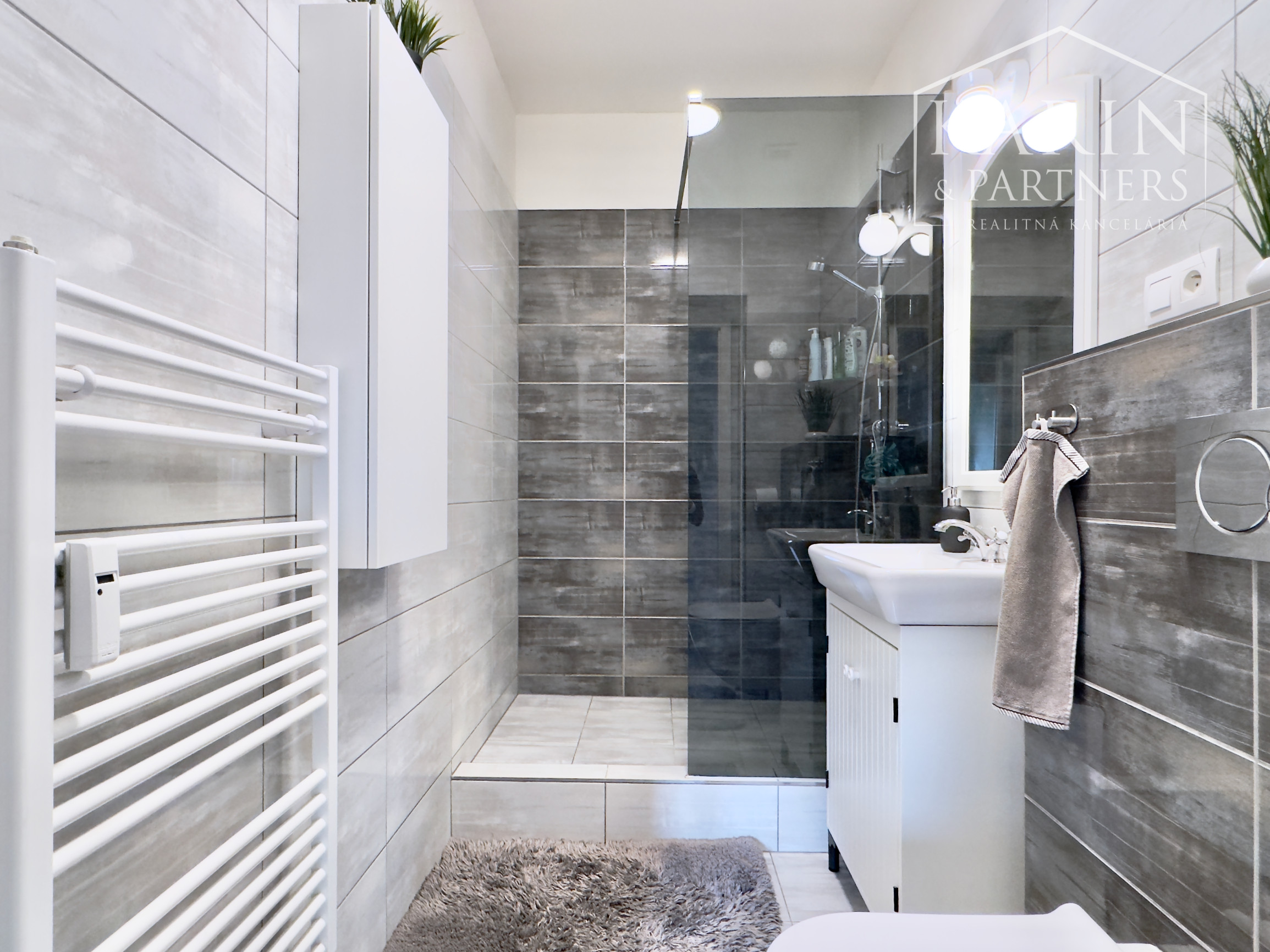 Nádherný, kompletne zariadený 3-izbový byt (66 m²) z r. 2018 s vlastným parkovaním v top lokalite, Skalica