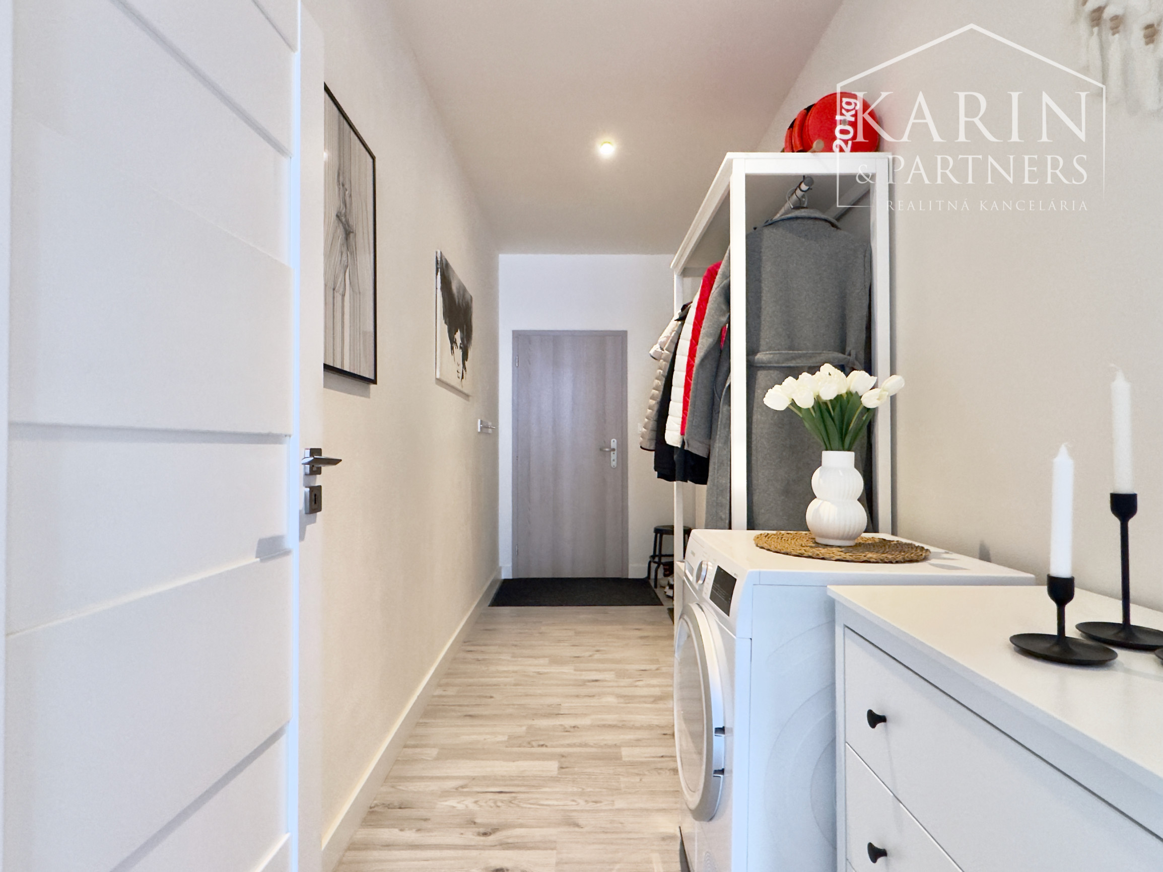 Nádherný, kompletne zariadený 3-izbový byt (66 m²) z r. 2018 s vlastným parkovaním v top lokalite, Skalica