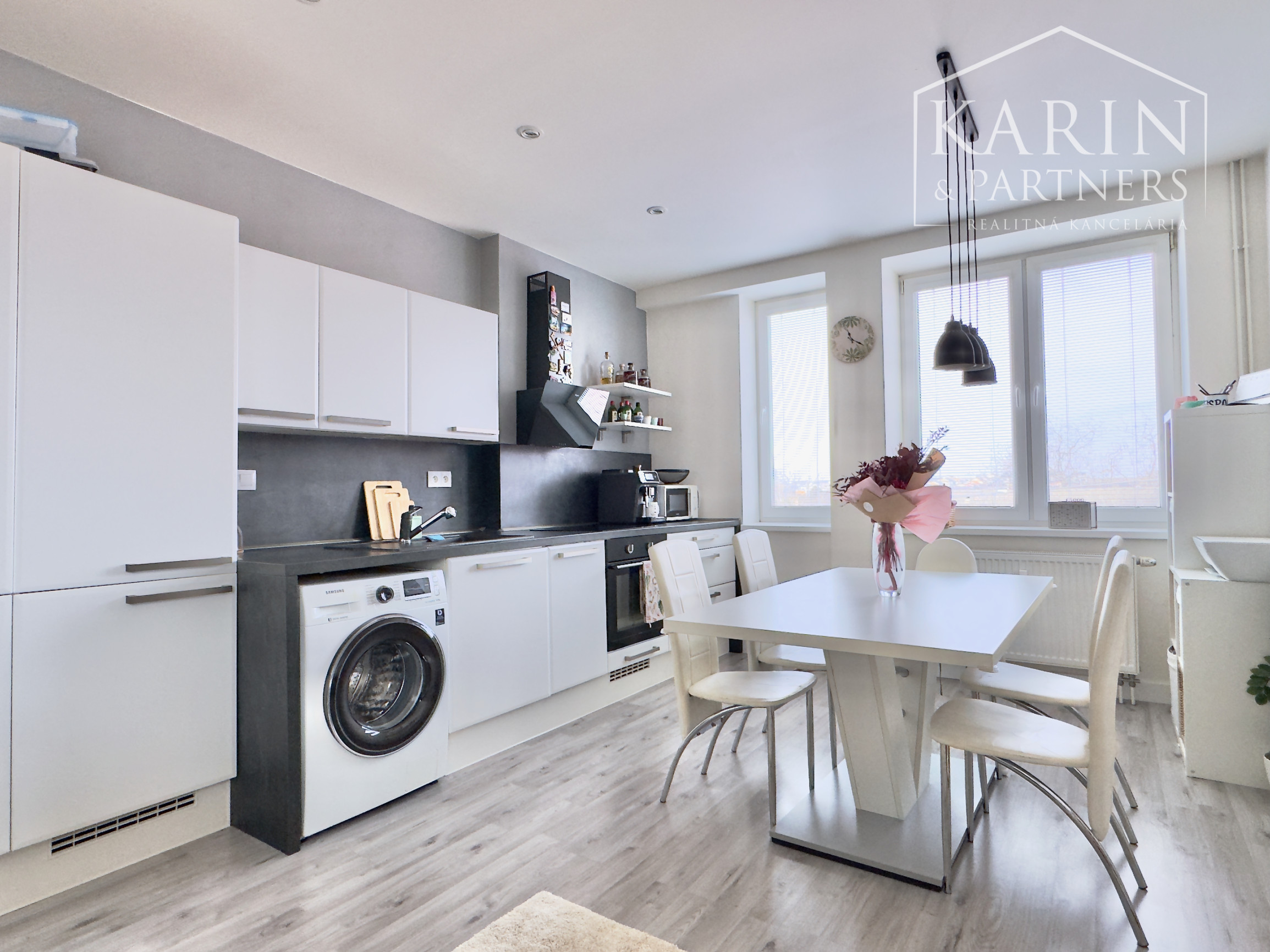 Nádherný, kompletne zariadený 3-izbový byt (66 m²) z r. 2018 s vlastným parkovaním v top lokalite, Skalica