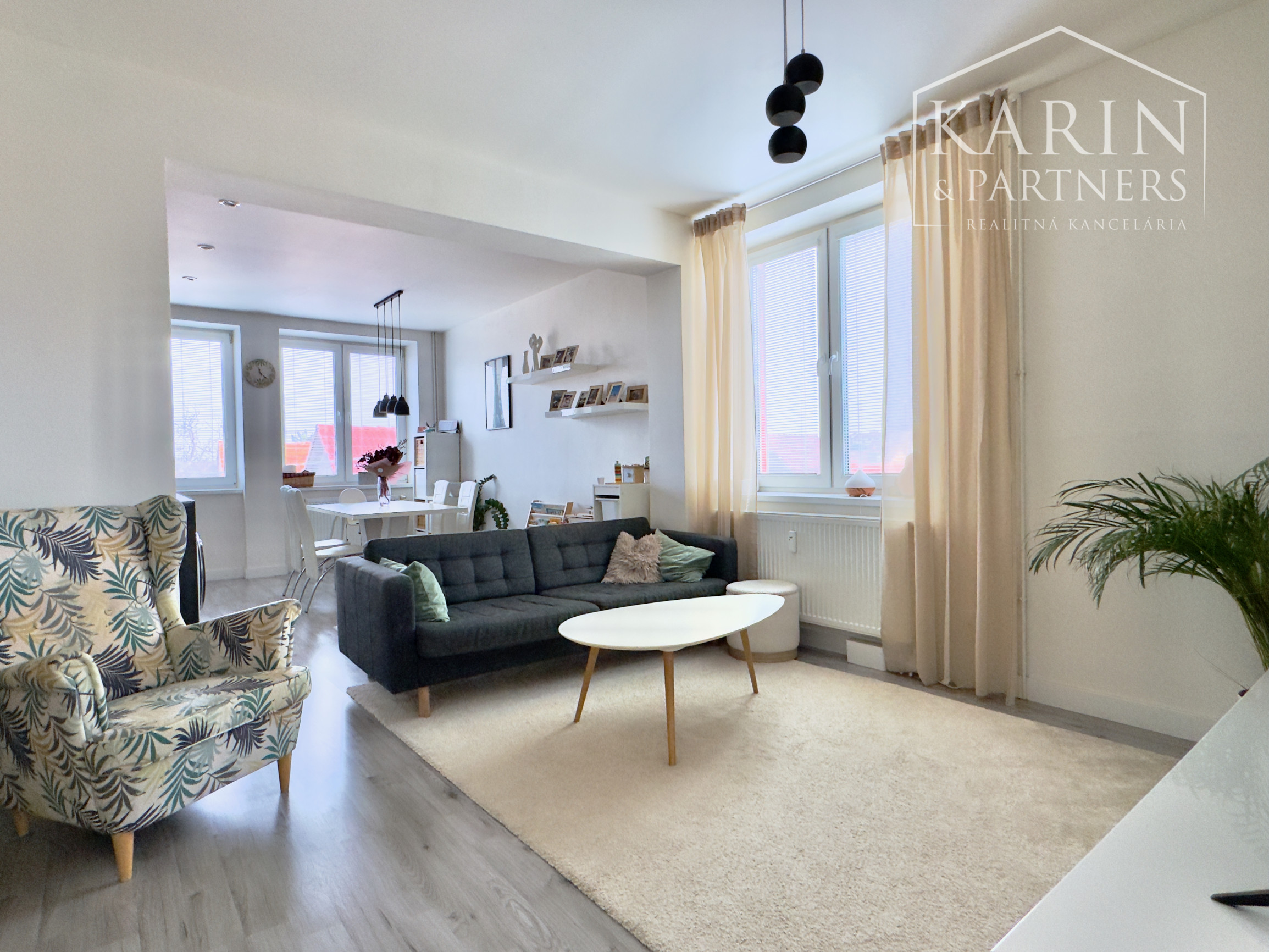 Nádherný, kompletne zariadený 3-izbový byt (66 m²) z r. 2018 s vlastným parkovaním v top lokalite, Skalica