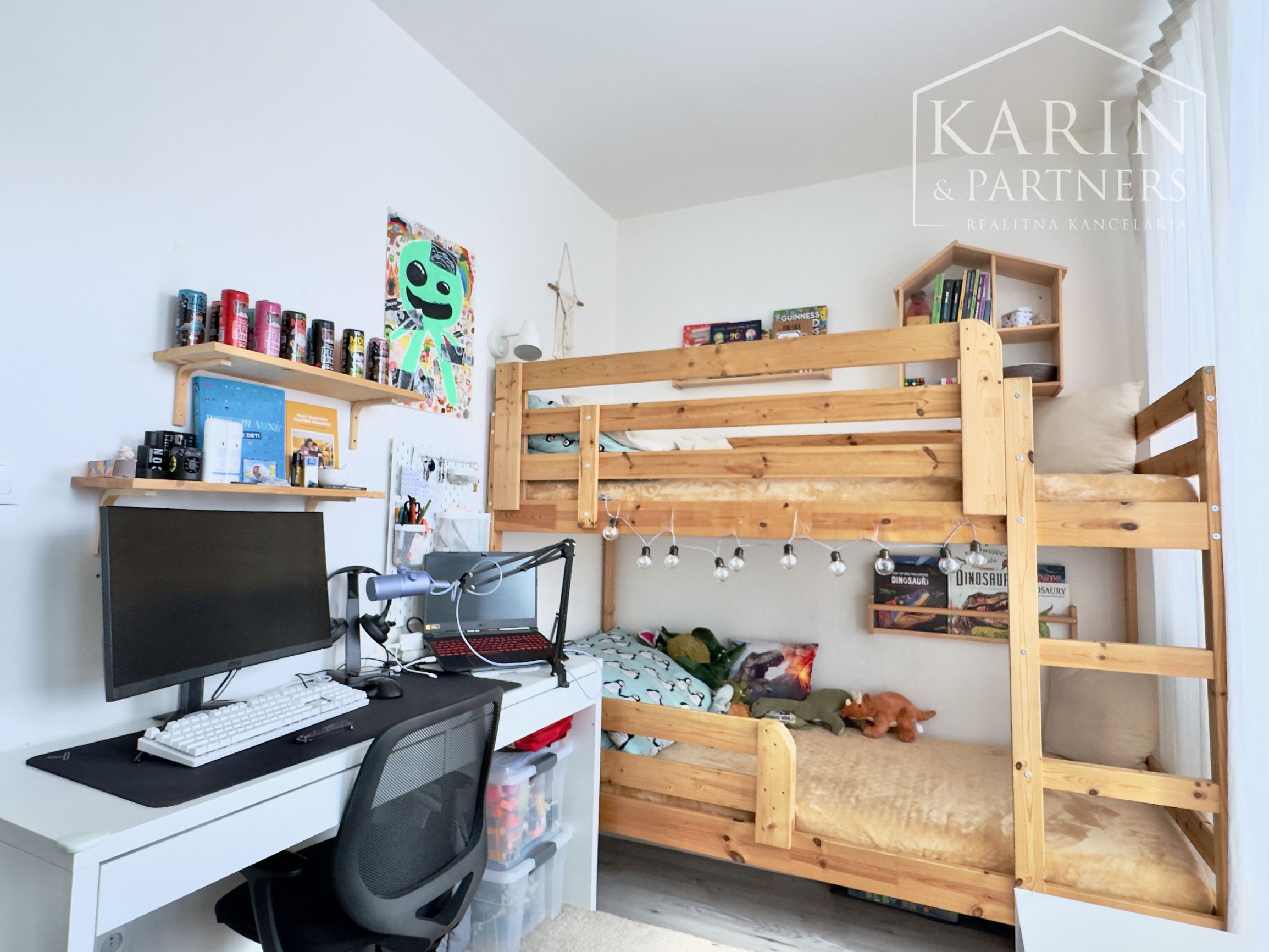 Nádherný, kompletne zariadený 3-izbový byt (66 m²) z r. 2018 s vlastným parkovaním v top lokalite, Skalica