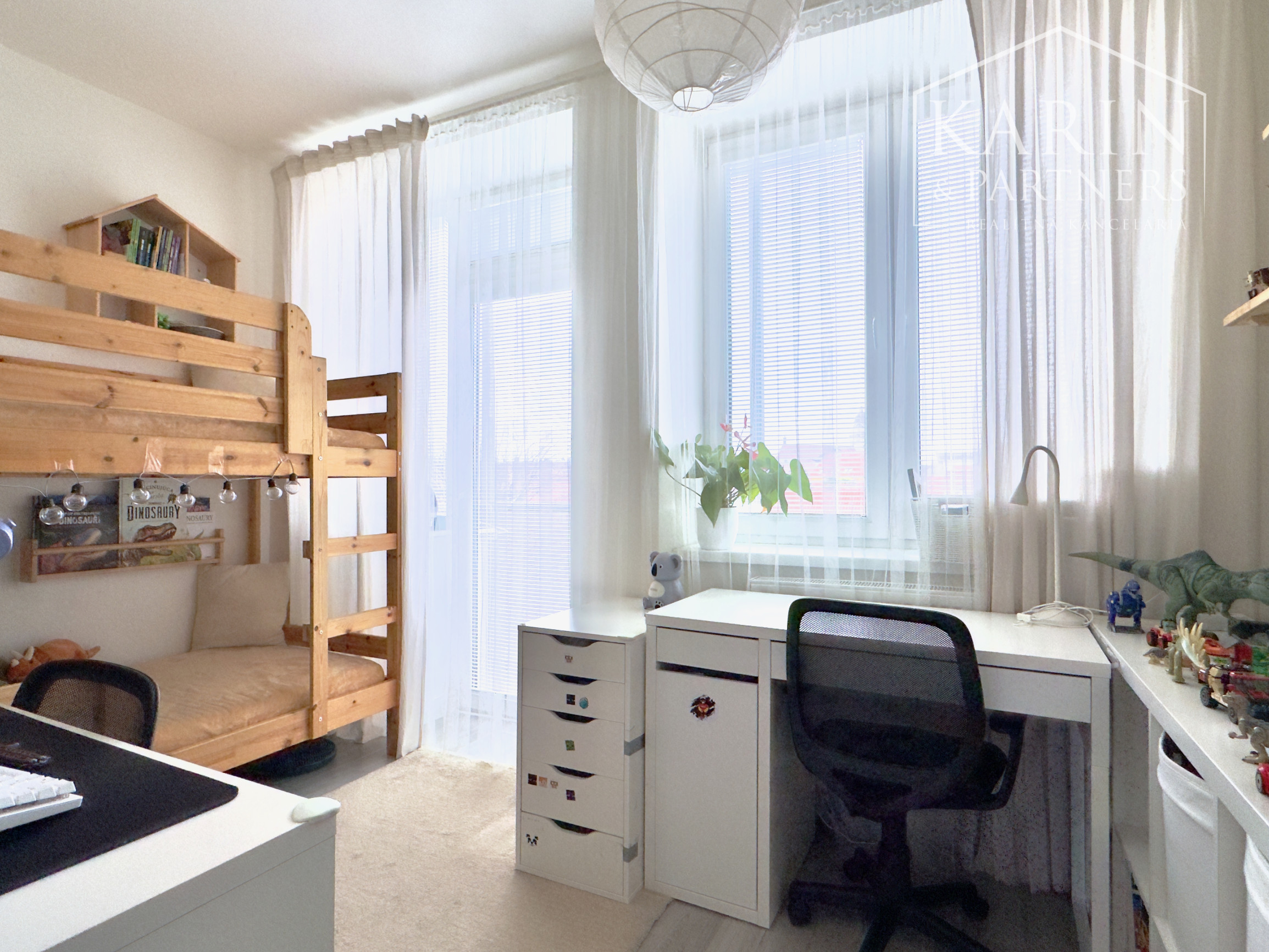 Nádherný, kompletne zariadený 3-izbový byt (66 m²) z r. 2018 s vlastným parkovaním v top lokalite, Skalica