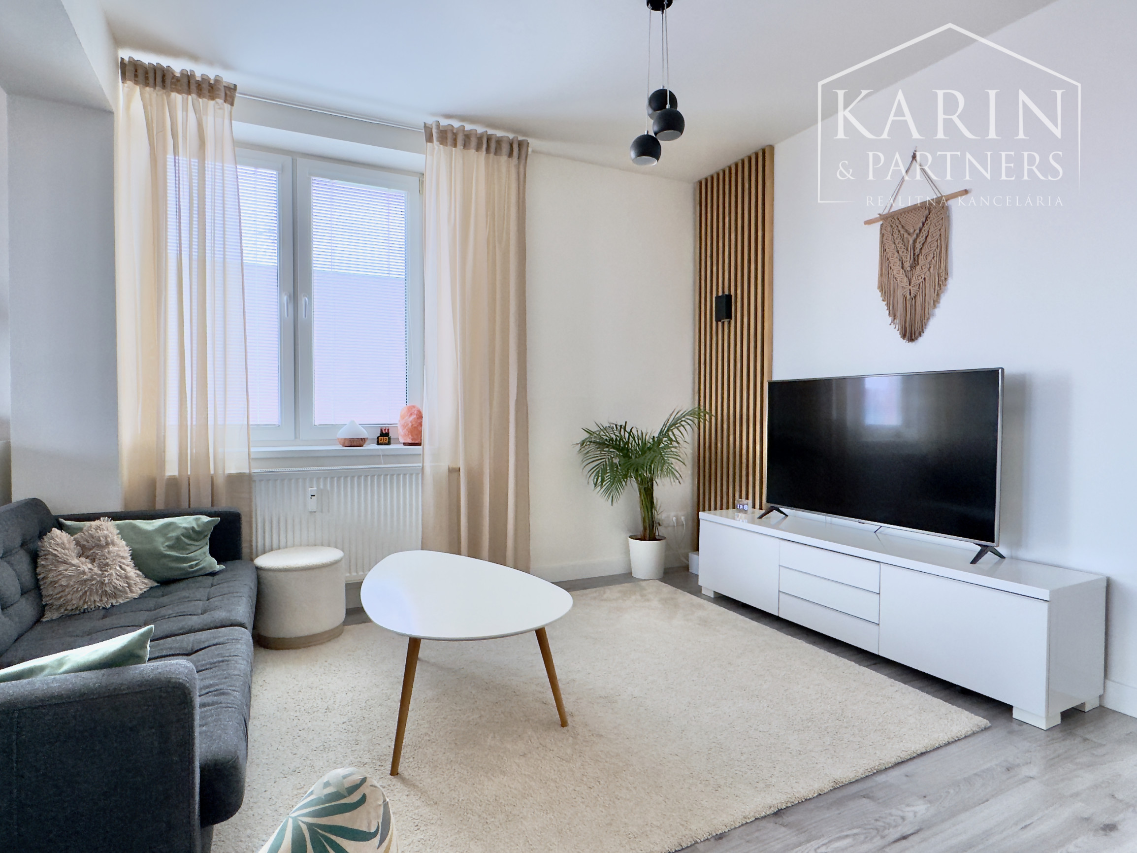 Nádherný, kompletne zariadený 3-izbový byt (66 m²) z r. 2018 s vlastným parkovaním v top lokalite, Skalica