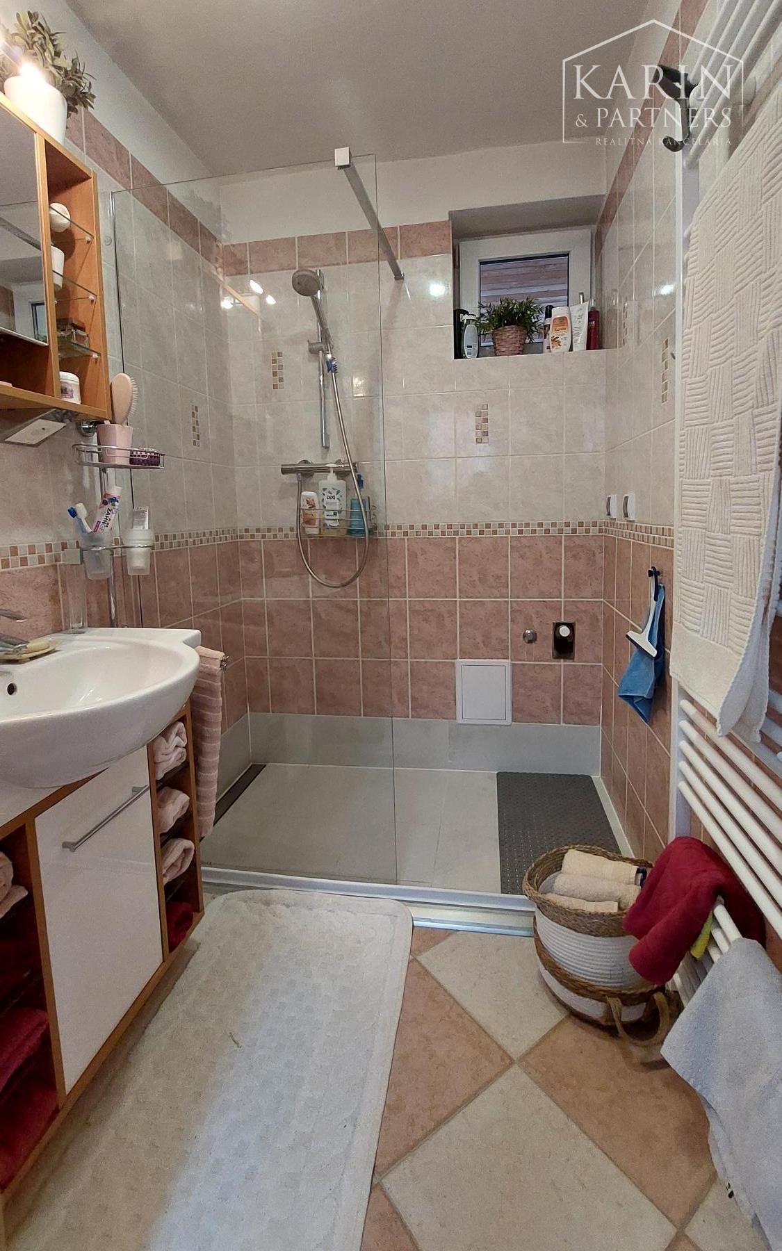 Rodinný dom s atmosférou  - 5 izieb, záhrada, bazén, parkovanie