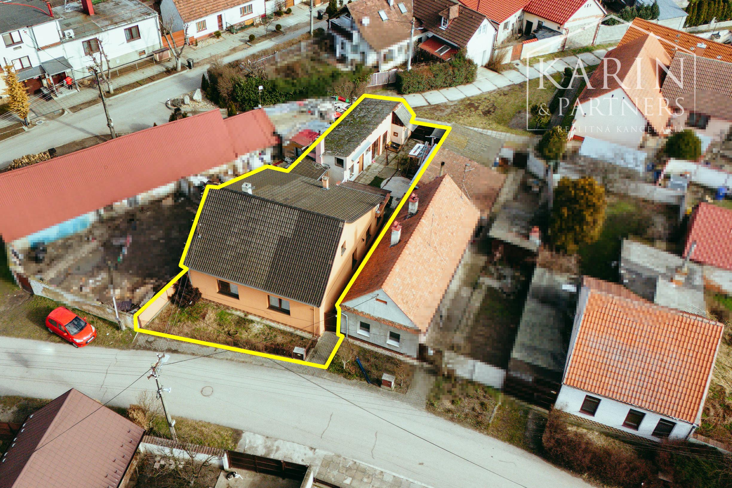 4i rodinný dom v Šaštíne s hospodárskymi budovami