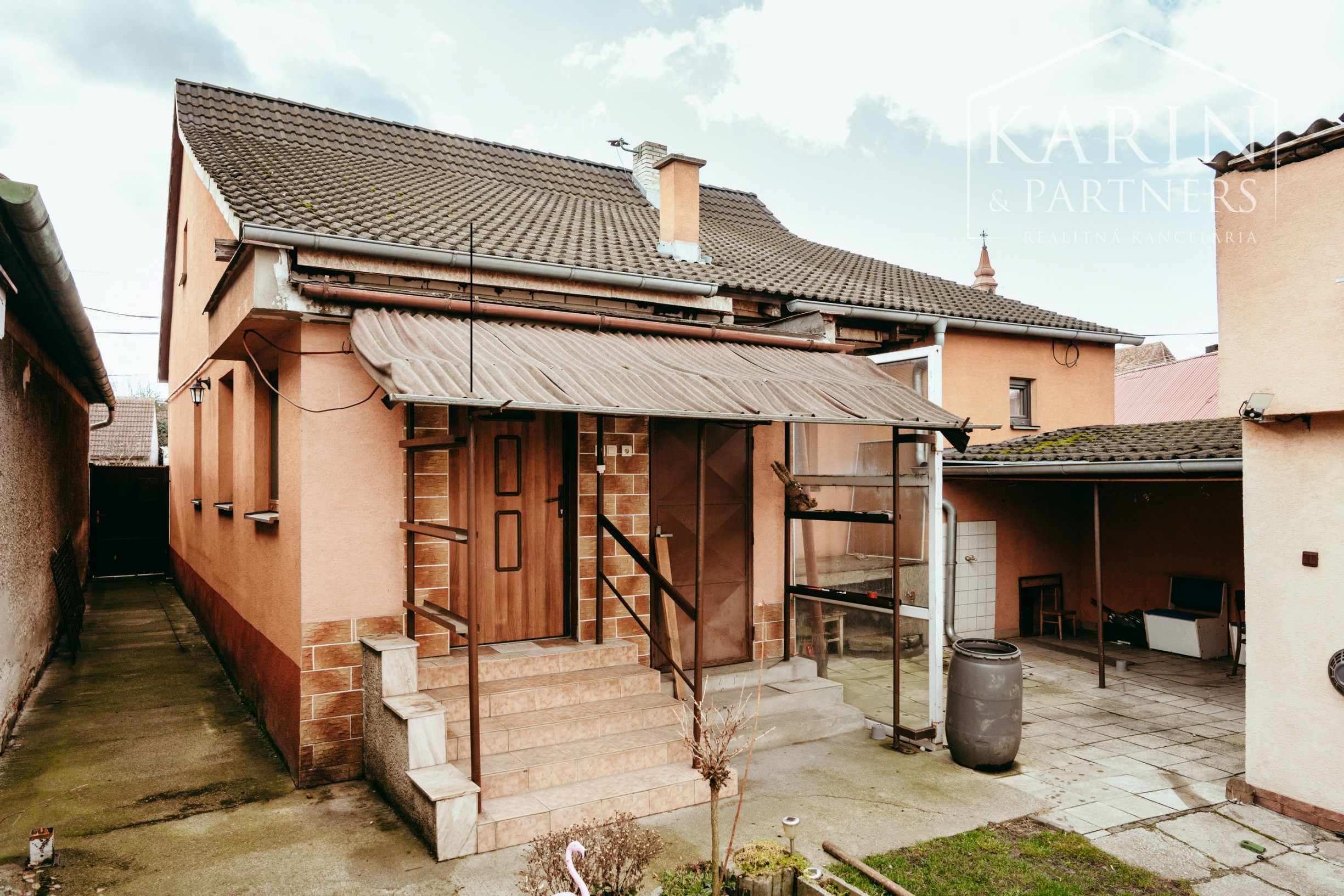 4i rodinný dom v Šaštíne s hospodárskymi budovami