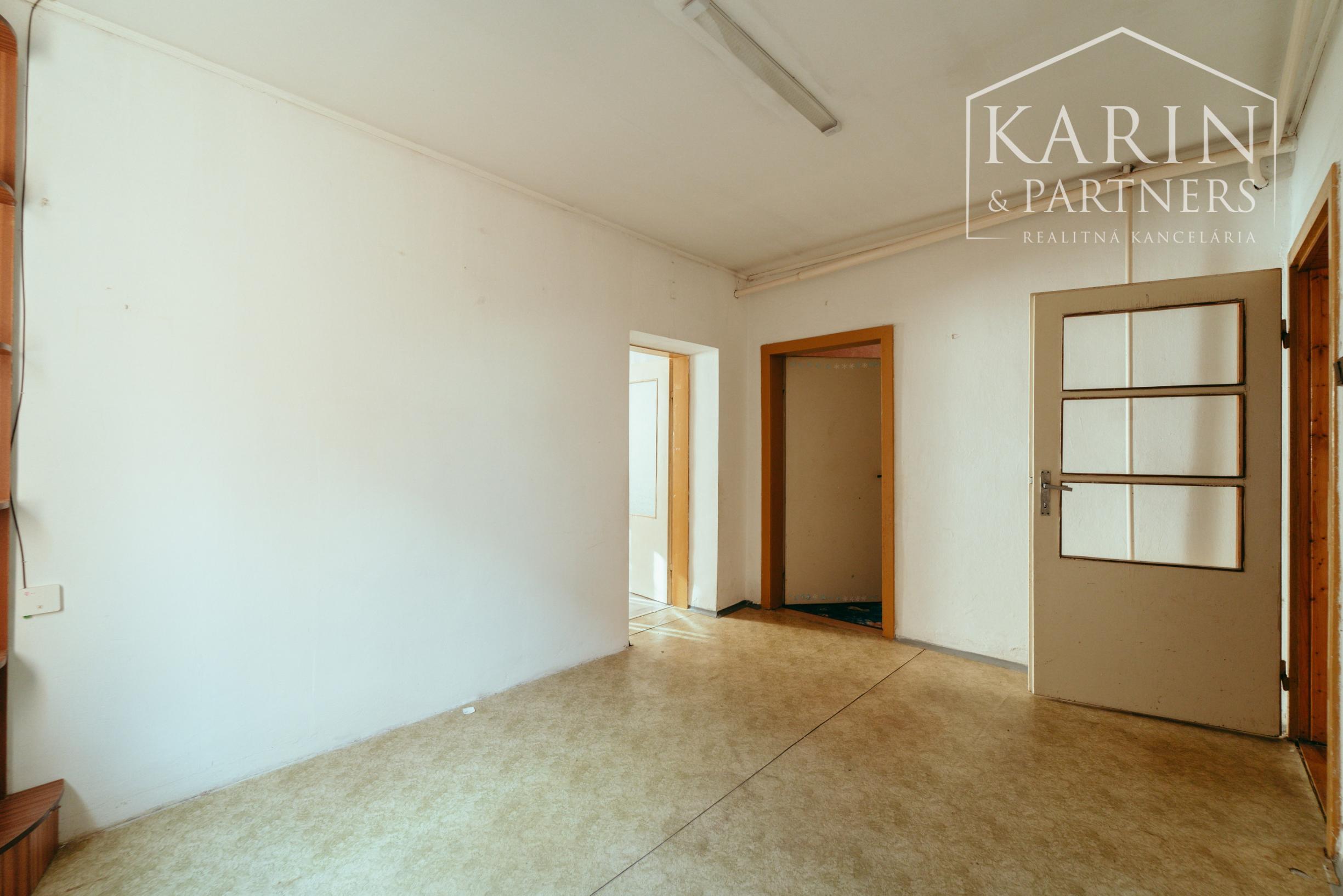 4i rodinný dom v Šaštíne s hospodárskymi budovami