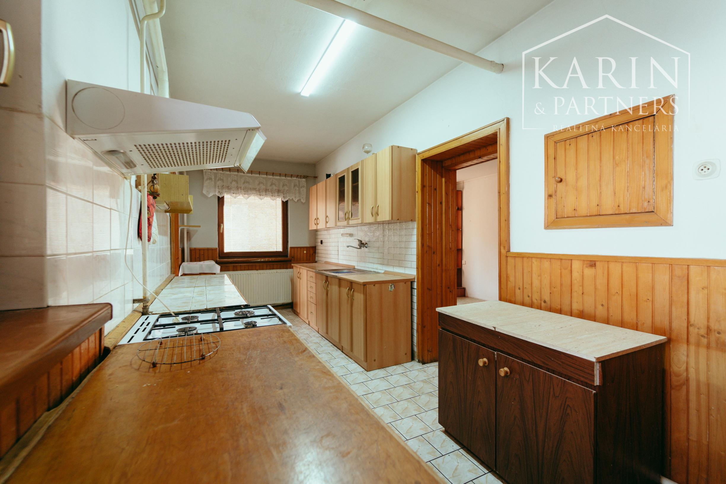 4i rodinný dom v Šaštíne s hospodárskymi budovami