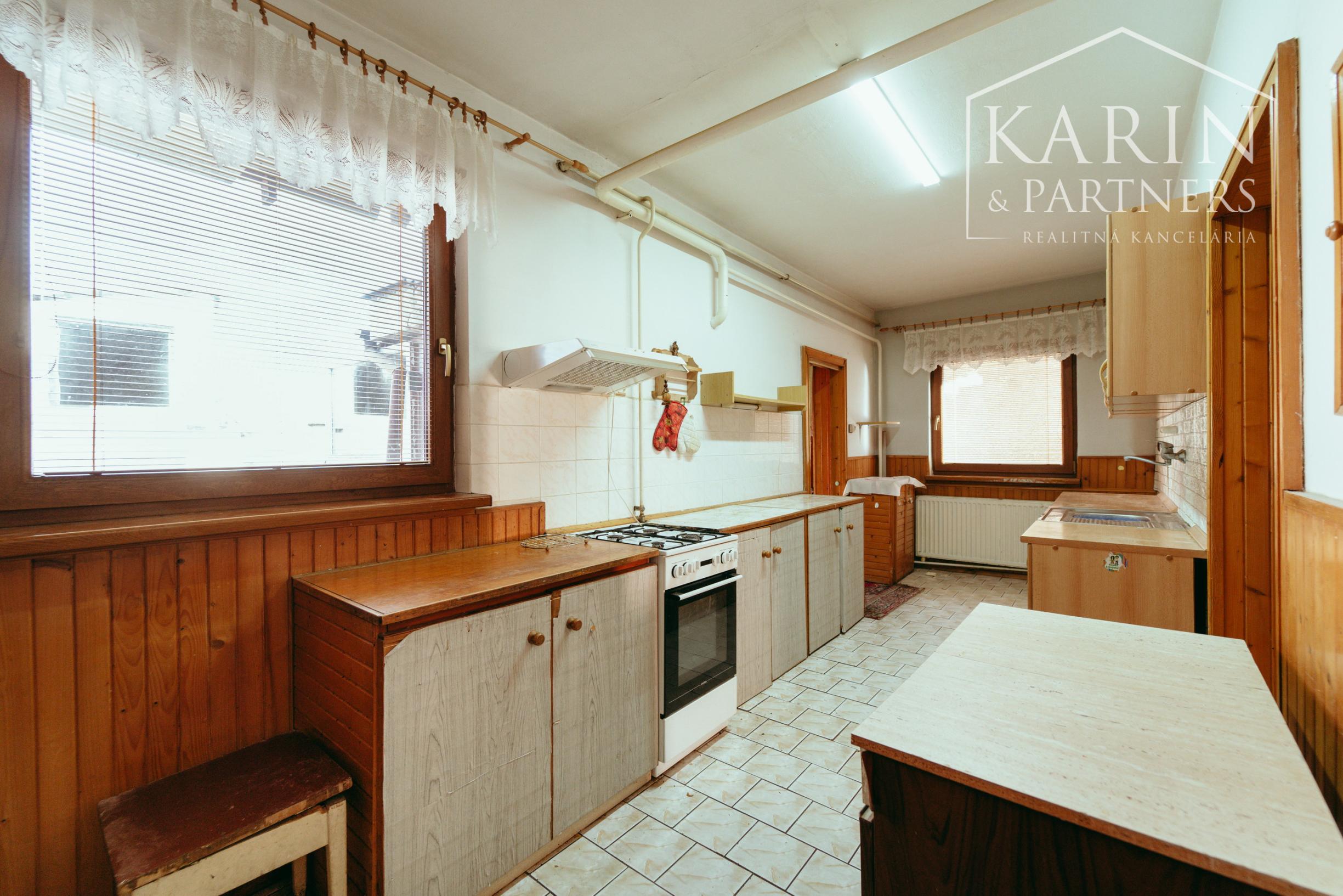 4i rodinný dom v Šaštíne s hospodárskymi budovami