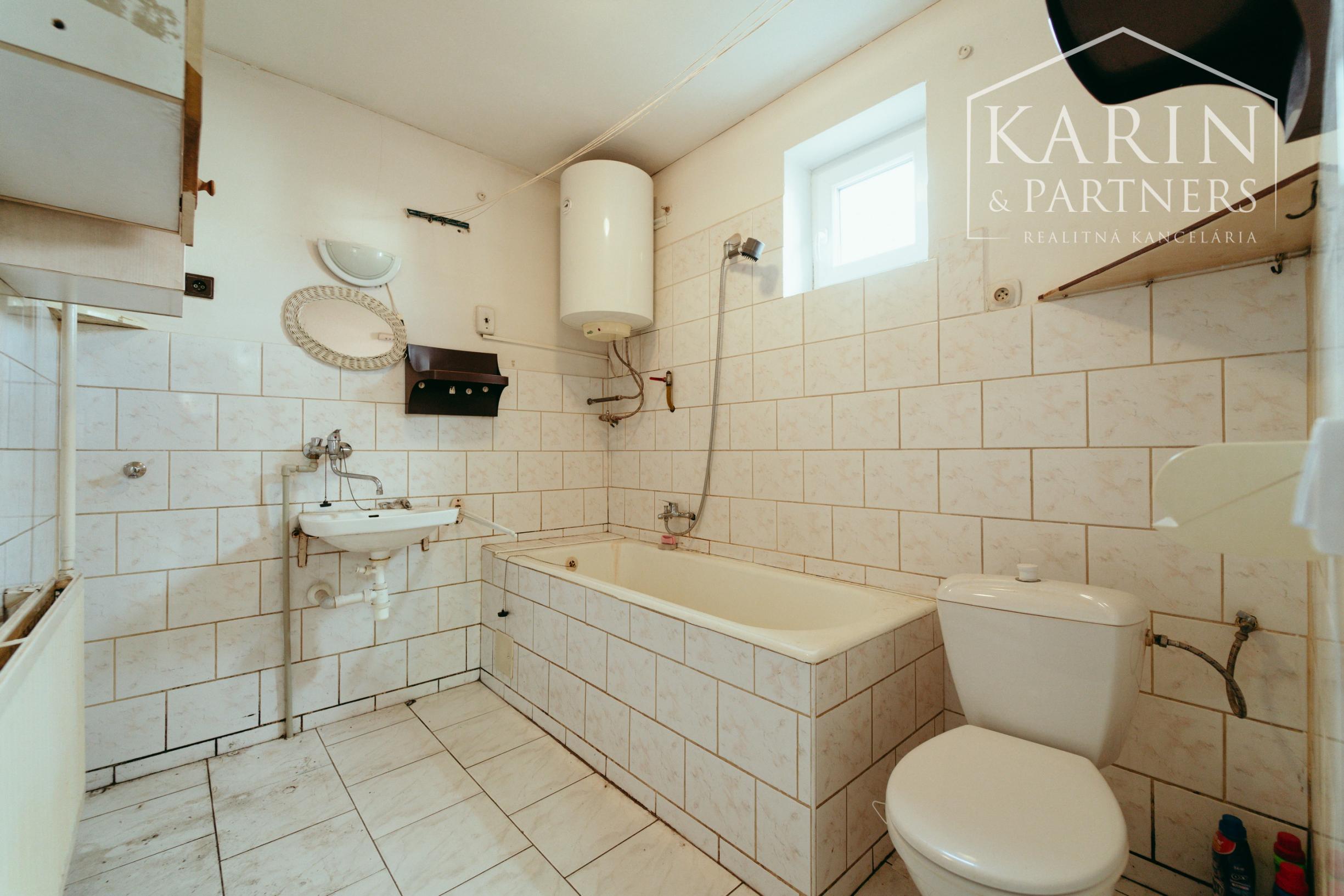 4i rodinný dom v Šaštíne s hospodárskymi budovami