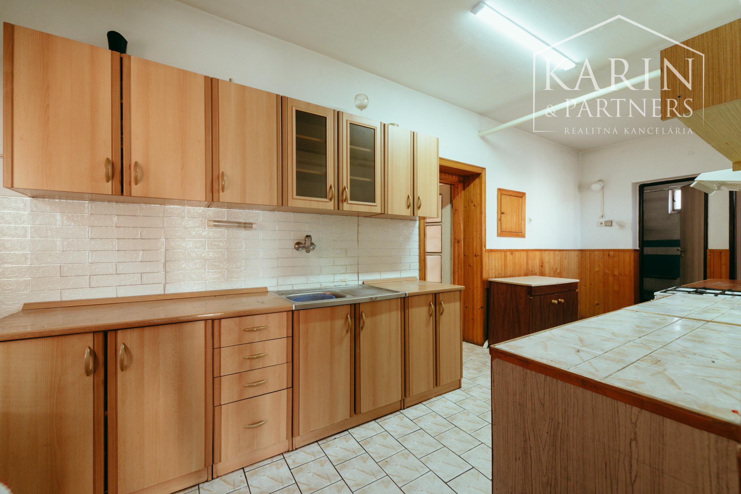 4i rodinný dom v Šaštíne s hospodárskymi budovami