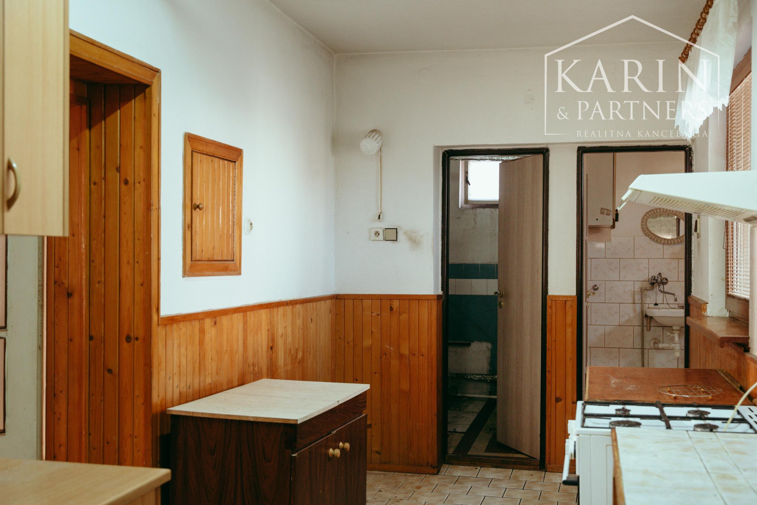 4i rodinný dom v Šaštíne s hospodárskymi budovami