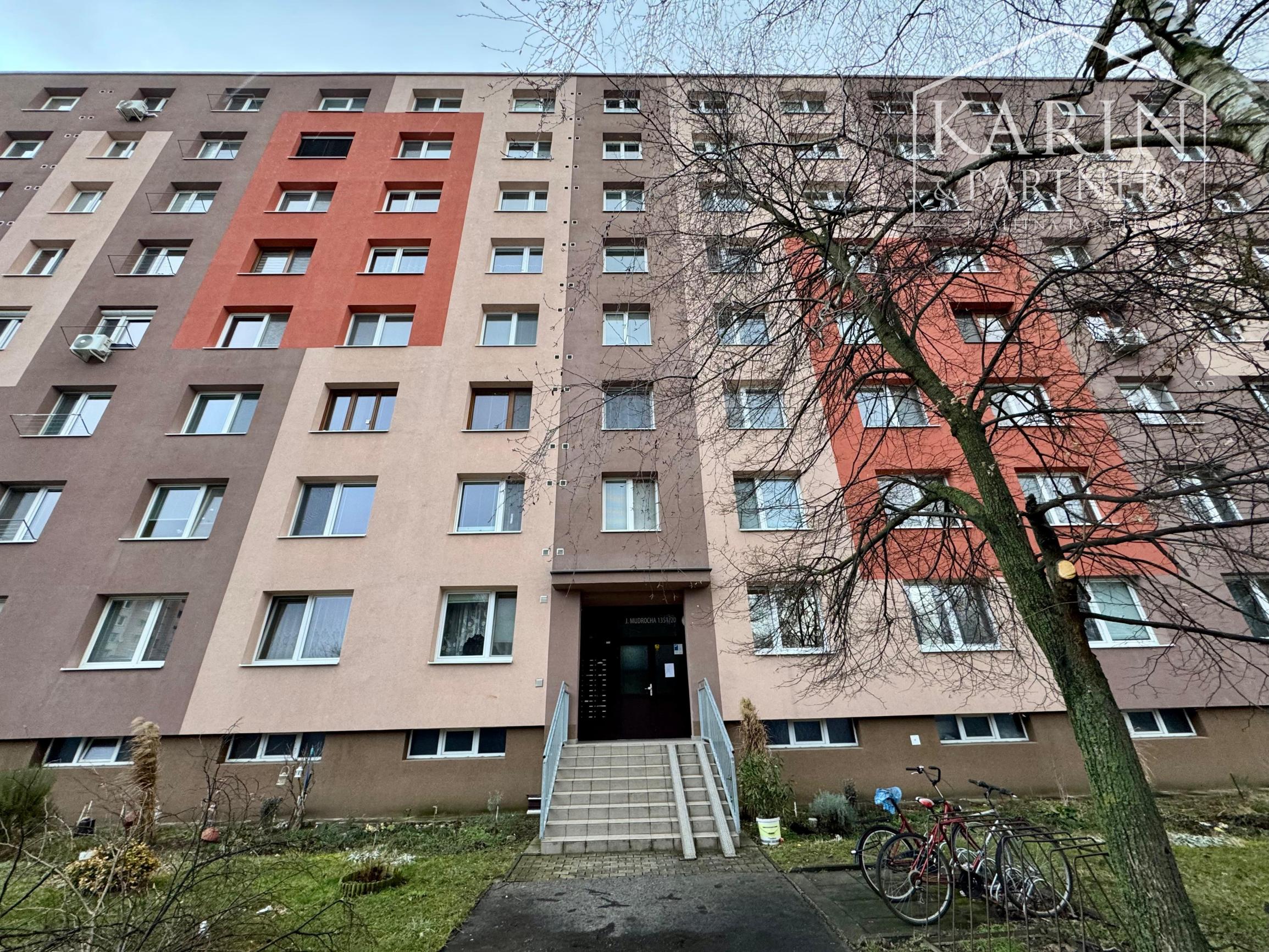 NA PREDAJ: 1i BYT V PÔVODNOM STAVE – SENICA, J. MUDROCHA