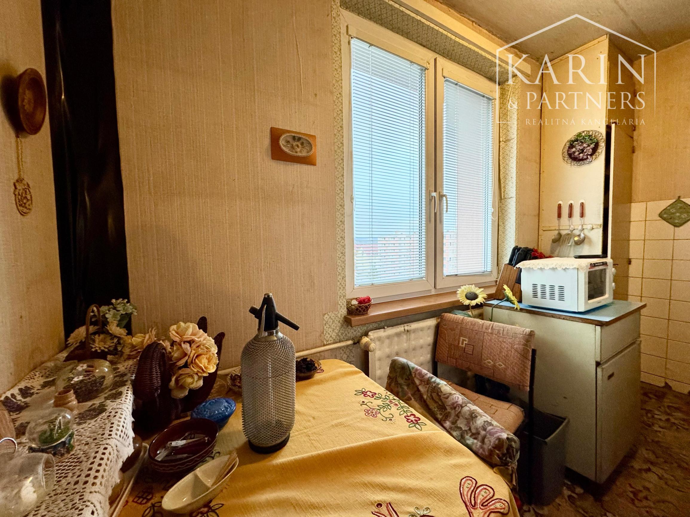 NA PREDAJ: 1i BYT V PÔVODNOM STAVE – SENICA, J. MUDROCHA