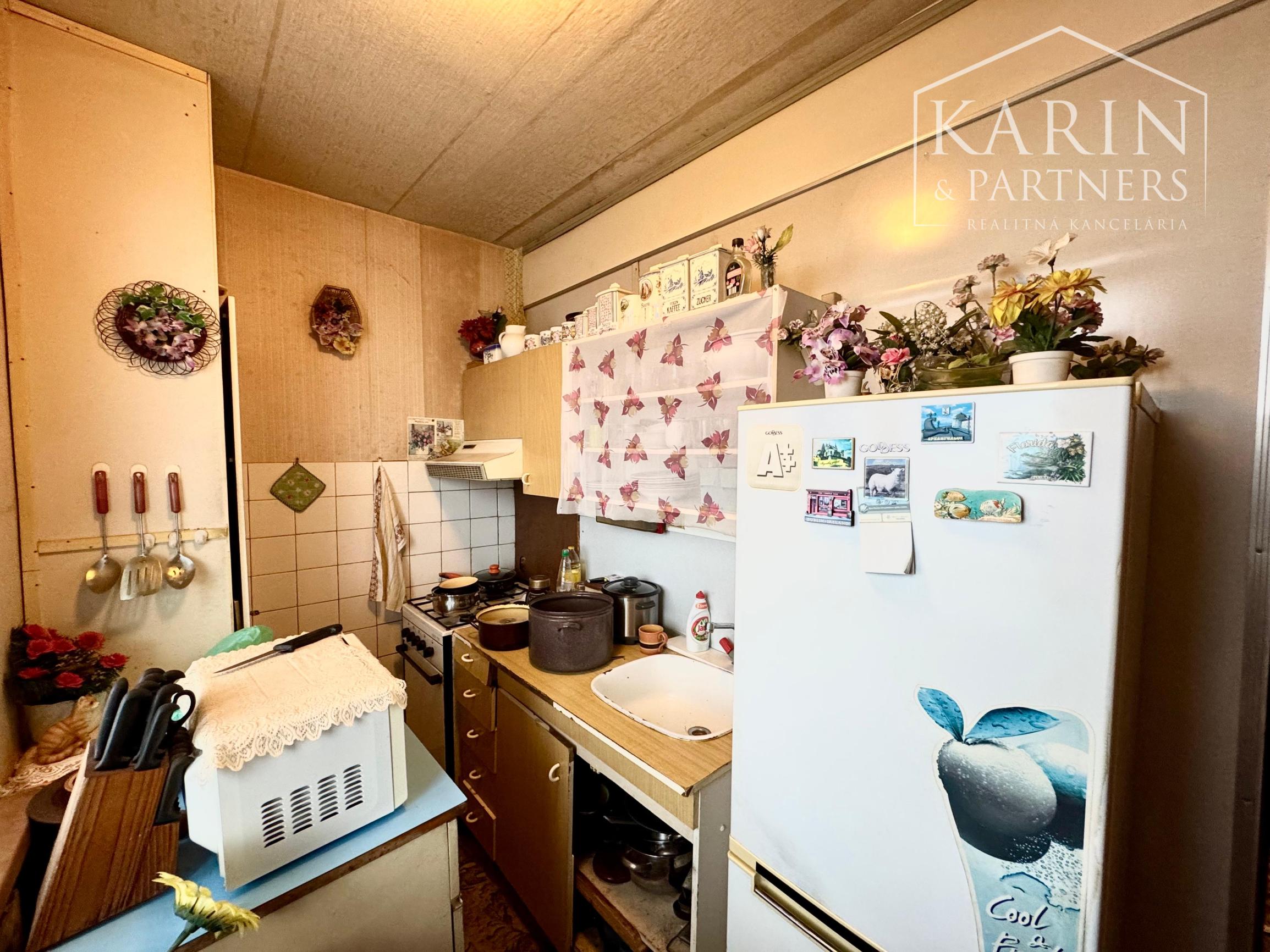 NA PREDAJ: 1i BYT V PÔVODNOM STAVE – SENICA, J. MUDROCHA