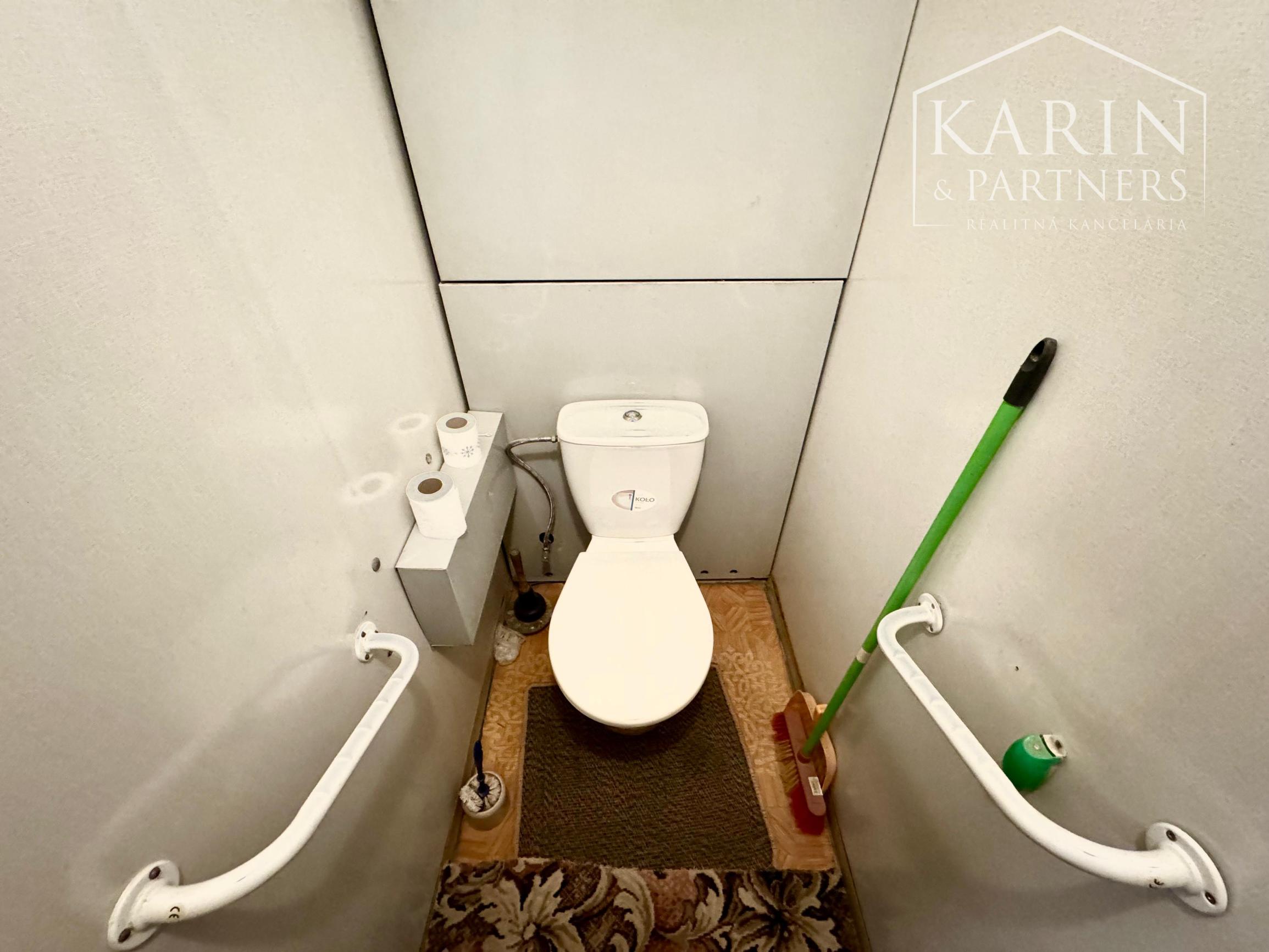 NA PREDAJ: 1i BYT V PÔVODNOM STAVE – SENICA, J. MUDROCHA