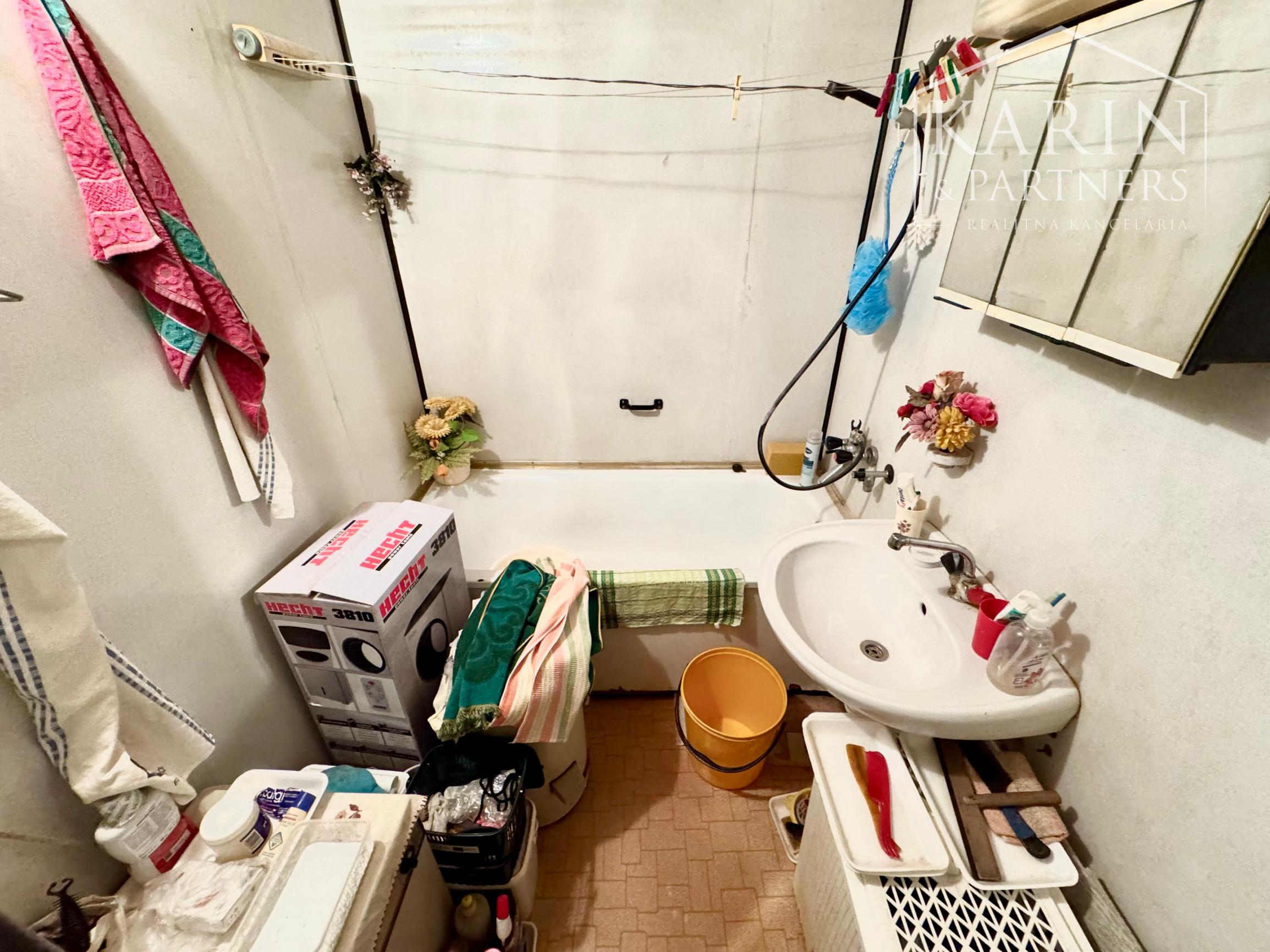 NA PREDAJ: 1i BYT V PÔVODNOM STAVE – SENICA, J. MUDROCHA