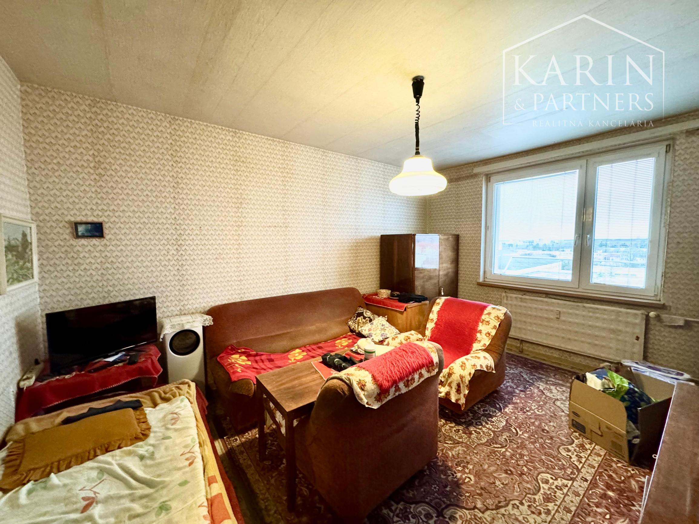 NA PREDAJ: 1i BYT V PÔVODNOM STAVE – SENICA, J. MUDROCHA