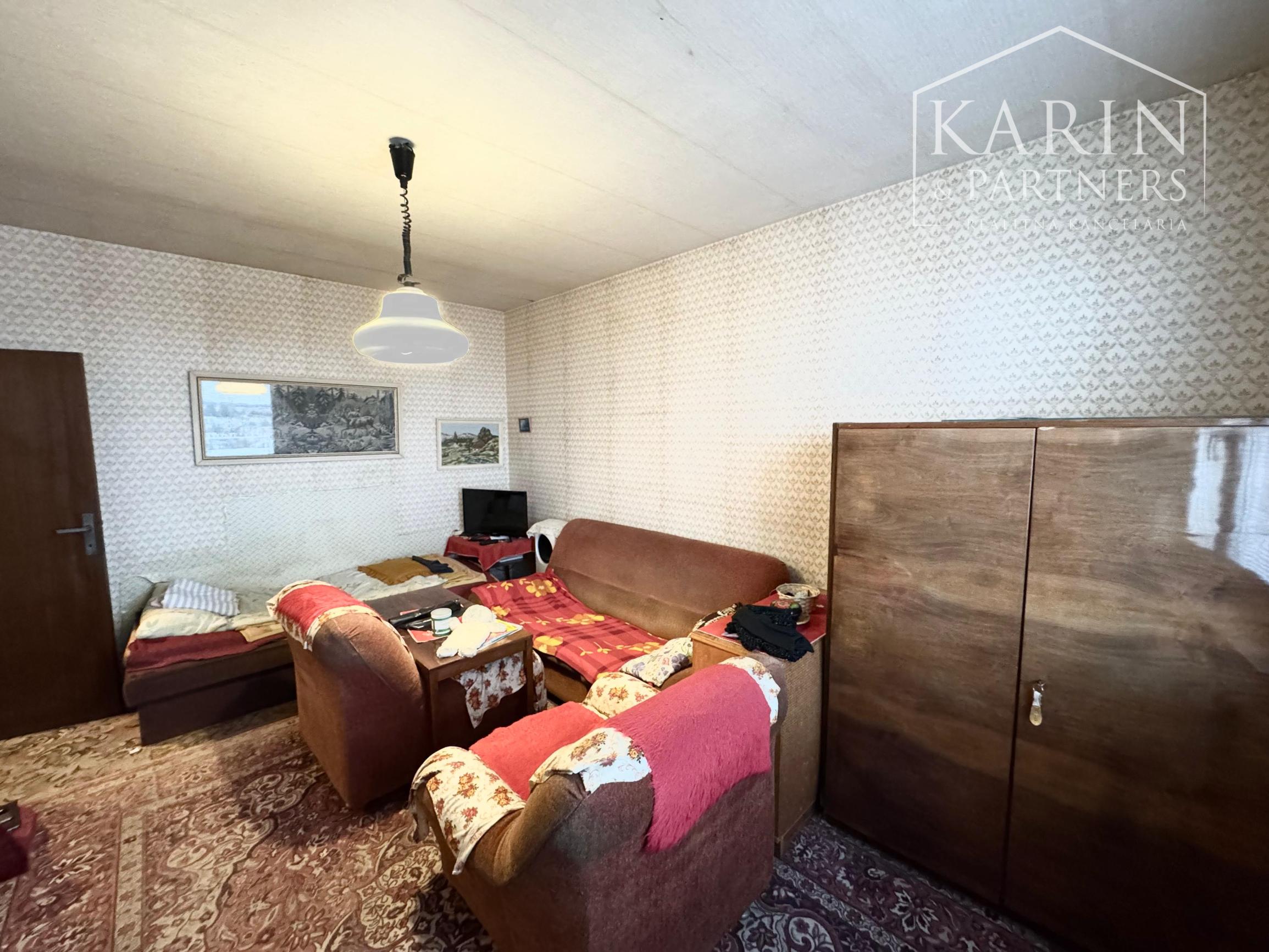 NA PREDAJ: 1i BYT V PÔVODNOM STAVE – SENICA, J. MUDROCHA