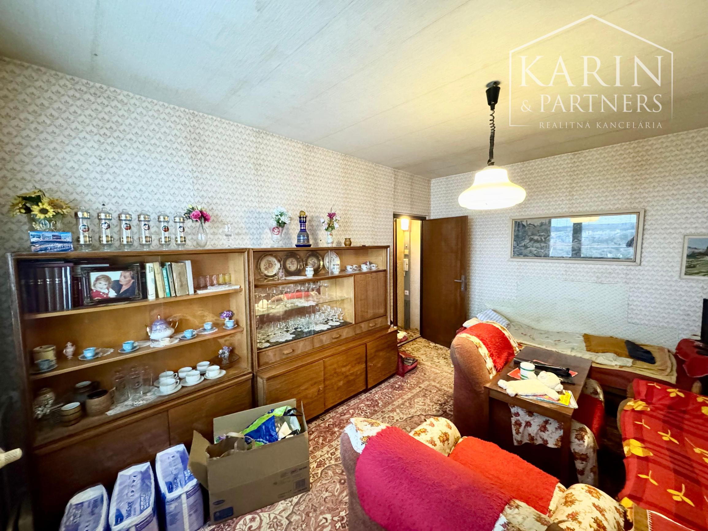 NA PREDAJ: 1i BYT V PÔVODNOM STAVE – SENICA, J. MUDROCHA