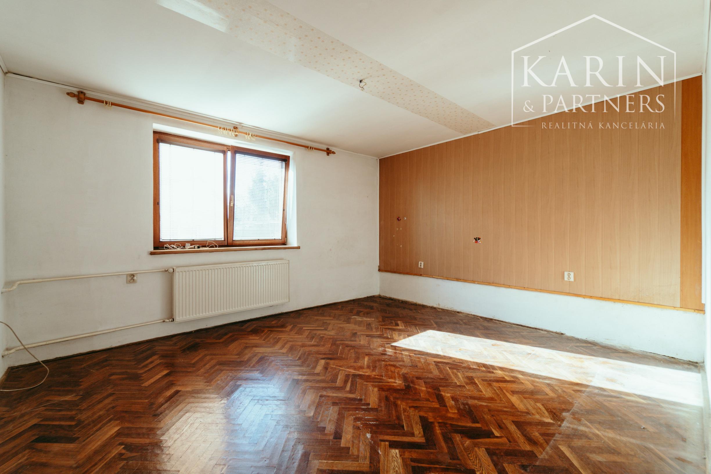 4i rodinný dom v Šaštíne s hospodárskymi budovami