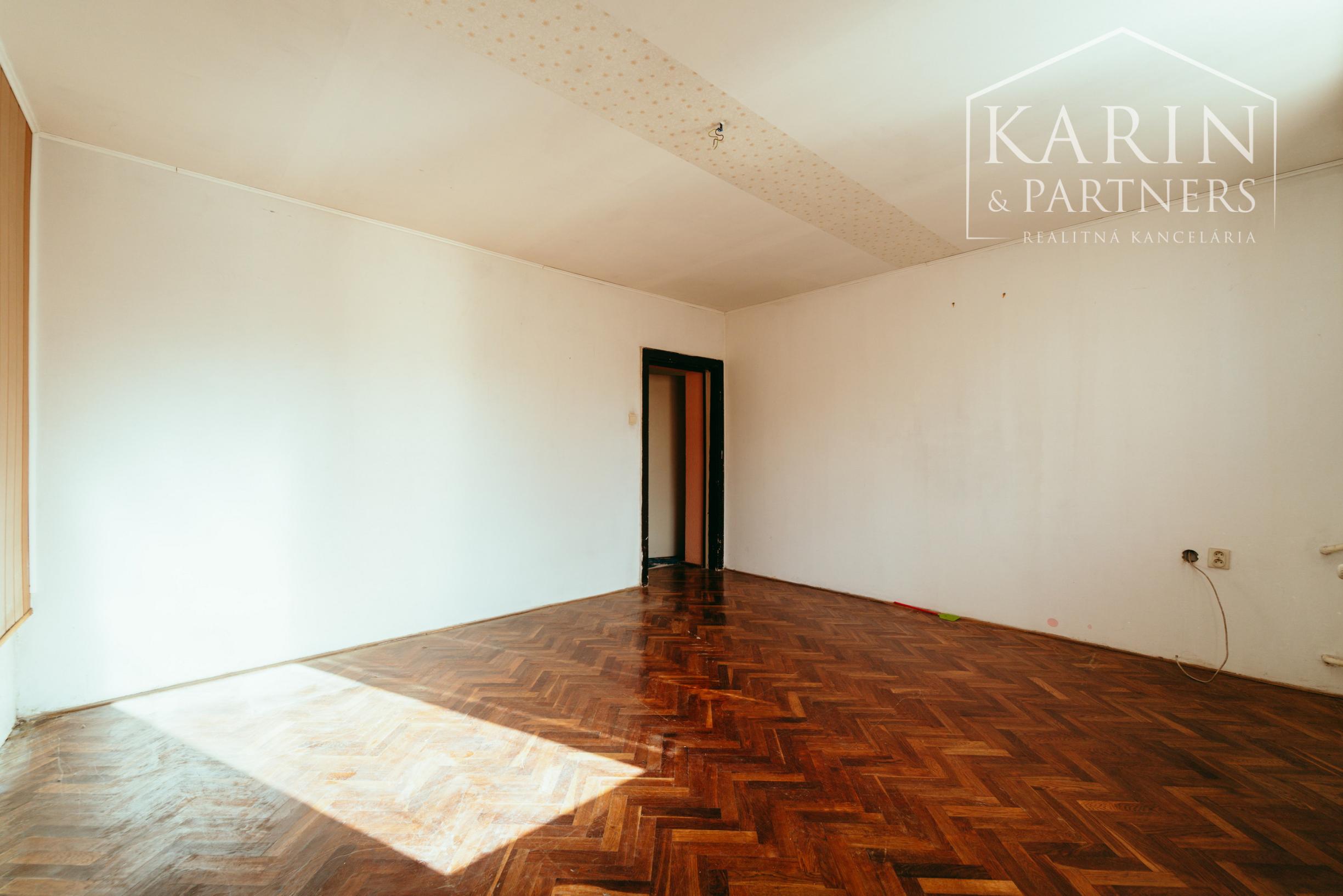 4i rodinný dom v Šaštíne s hospodárskymi budovami