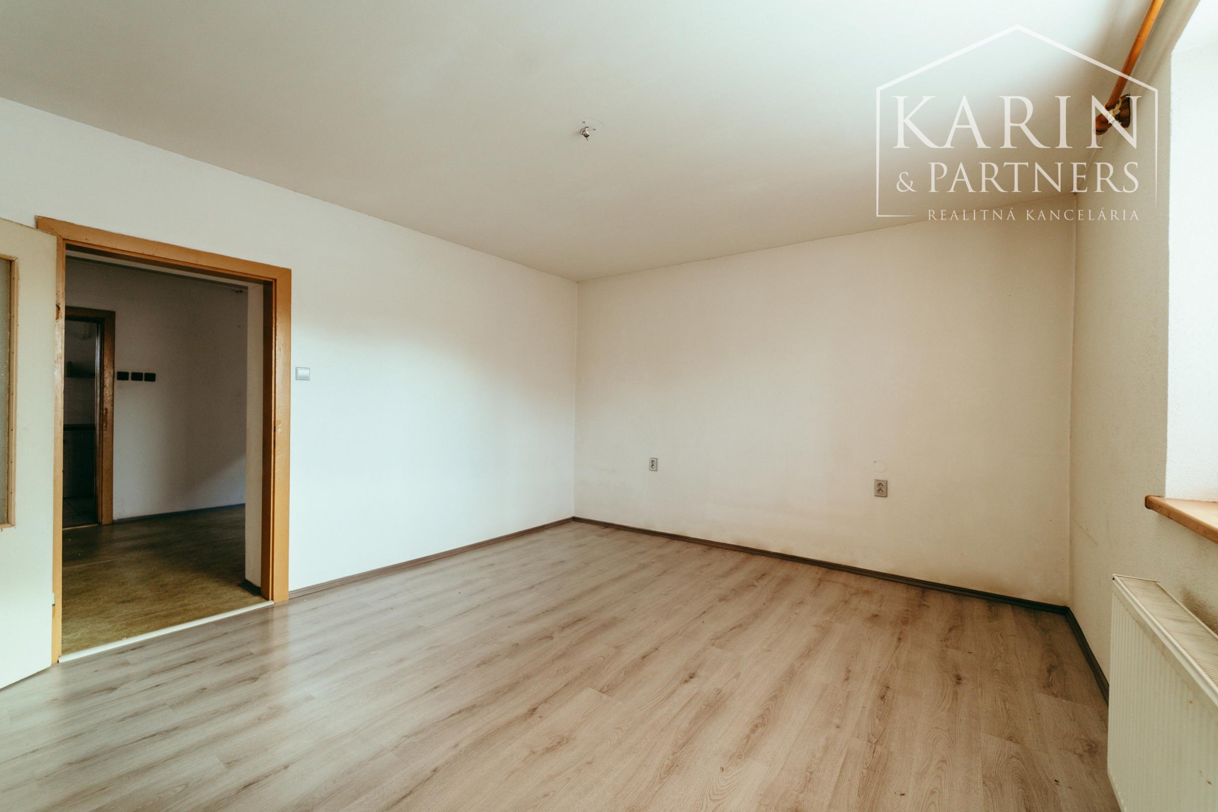 4i rodinný dom v Šaštíne s hospodárskymi budovami