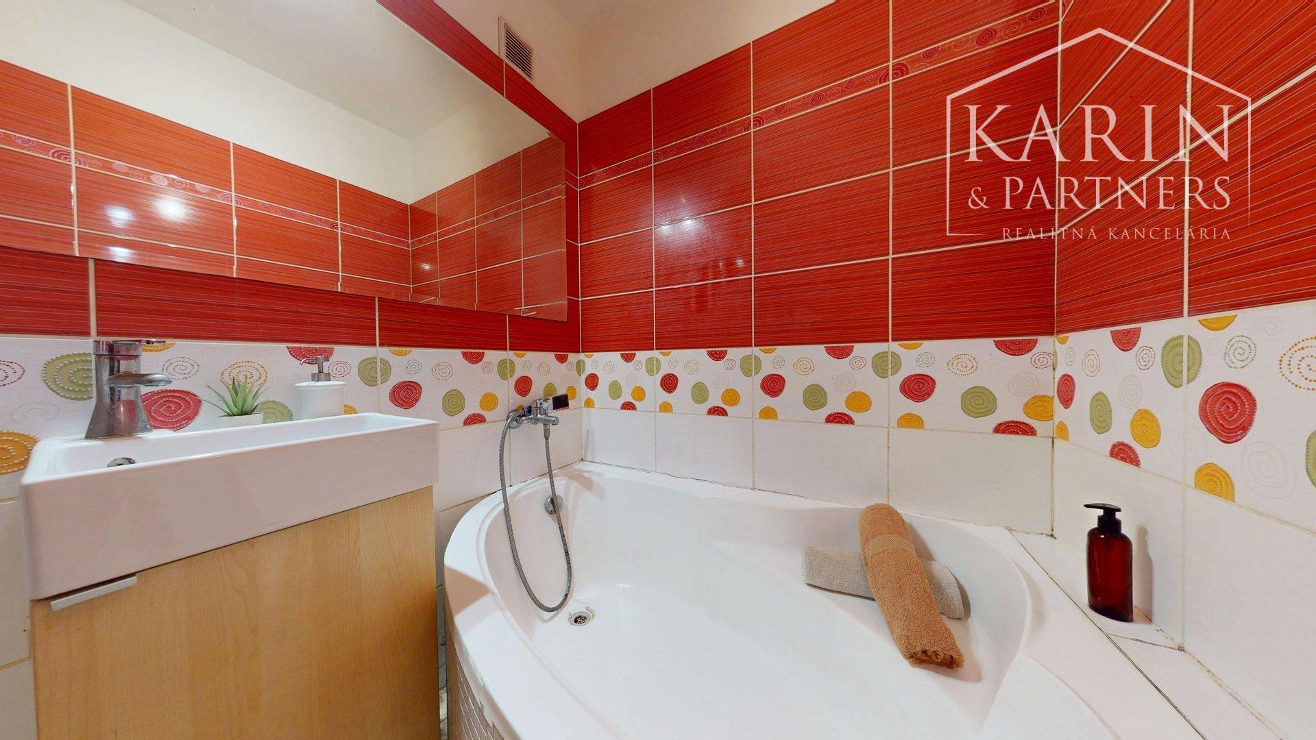 ZARIADENÝ PRIESTRANNÝ A SLNEČNÝ 2I BYT DISPOZIČNE UPRAVENÝ NA 3I