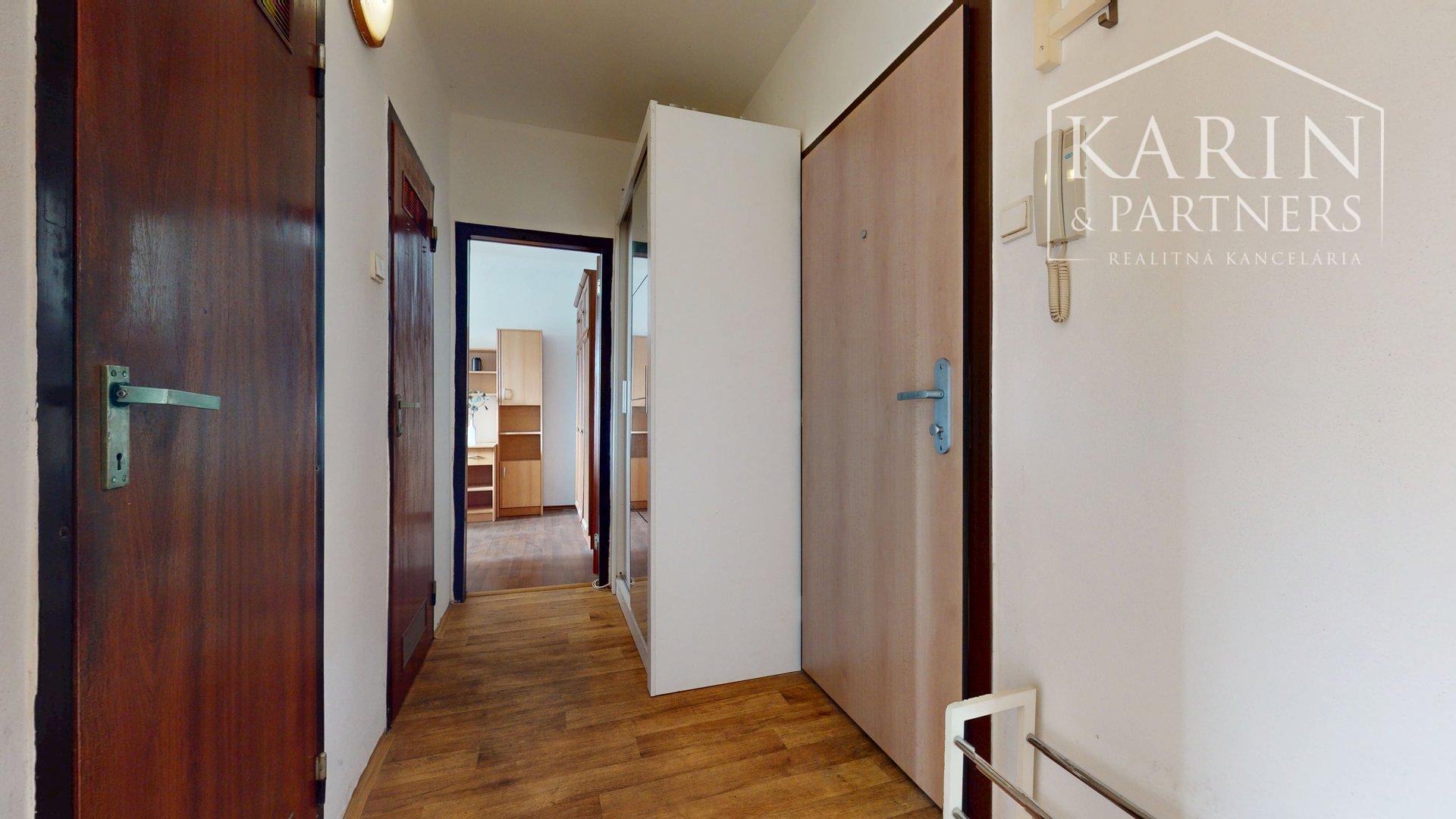 ZARIADENÝ PRIESTRANNÝ A SLNEČNÝ 2I BYT DISPOZIČNE UPRAVENÝ NA 3I