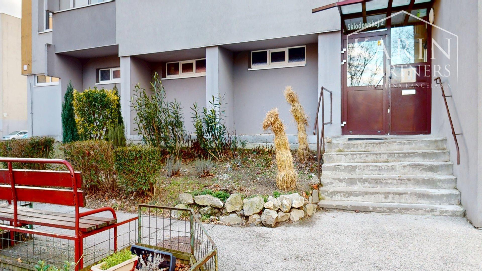 ZARIADENÝ PRIESTRANNÝ A SLNEČNÝ 2I BYT DISPOZIČNE UPRAVENÝ NA 3I