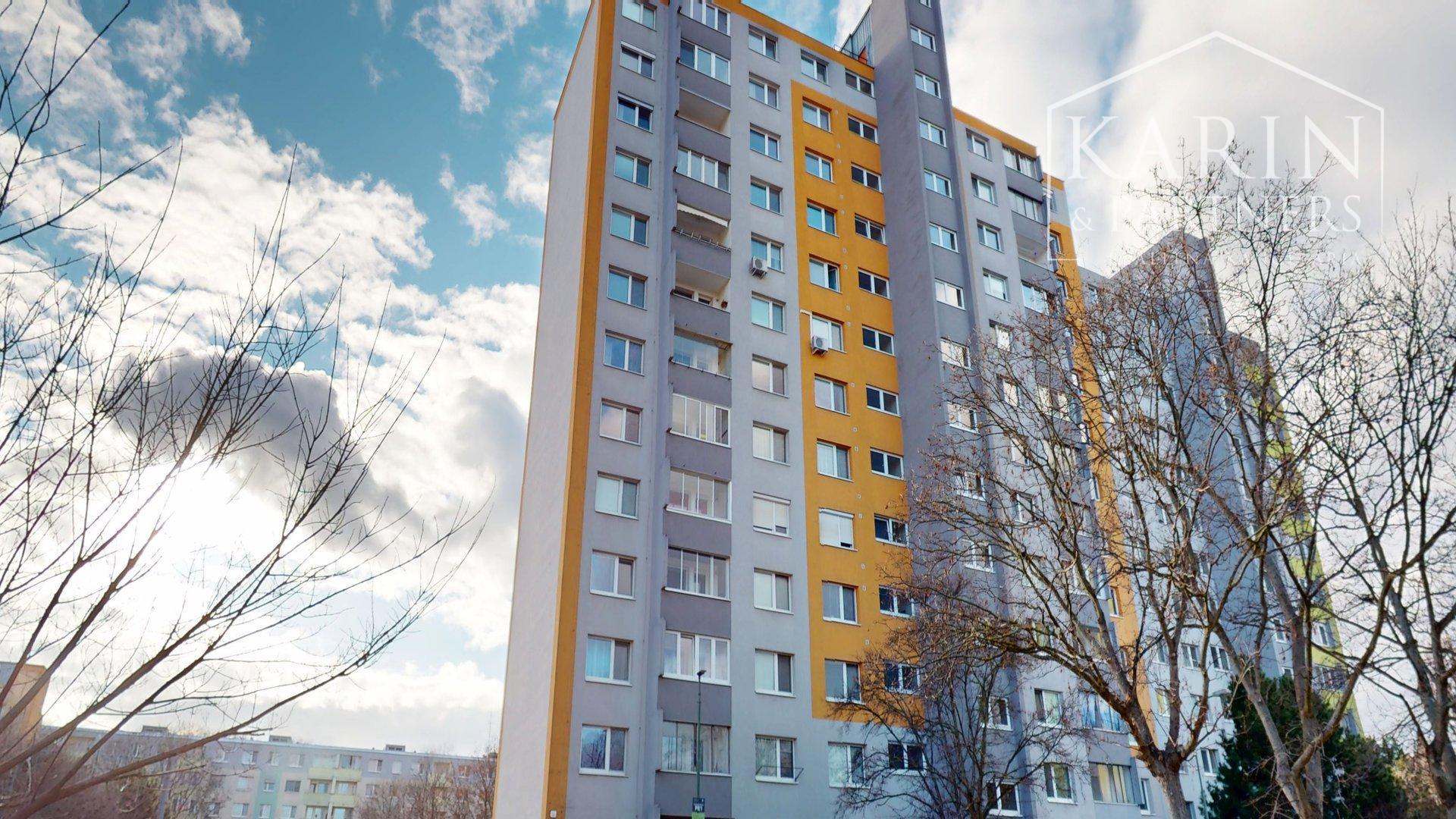 ZARIADENÝ PRIESTRANNÝ A SLNEČNÝ 2I BYT DISPOZIČNE UPRAVENÝ NA 3I