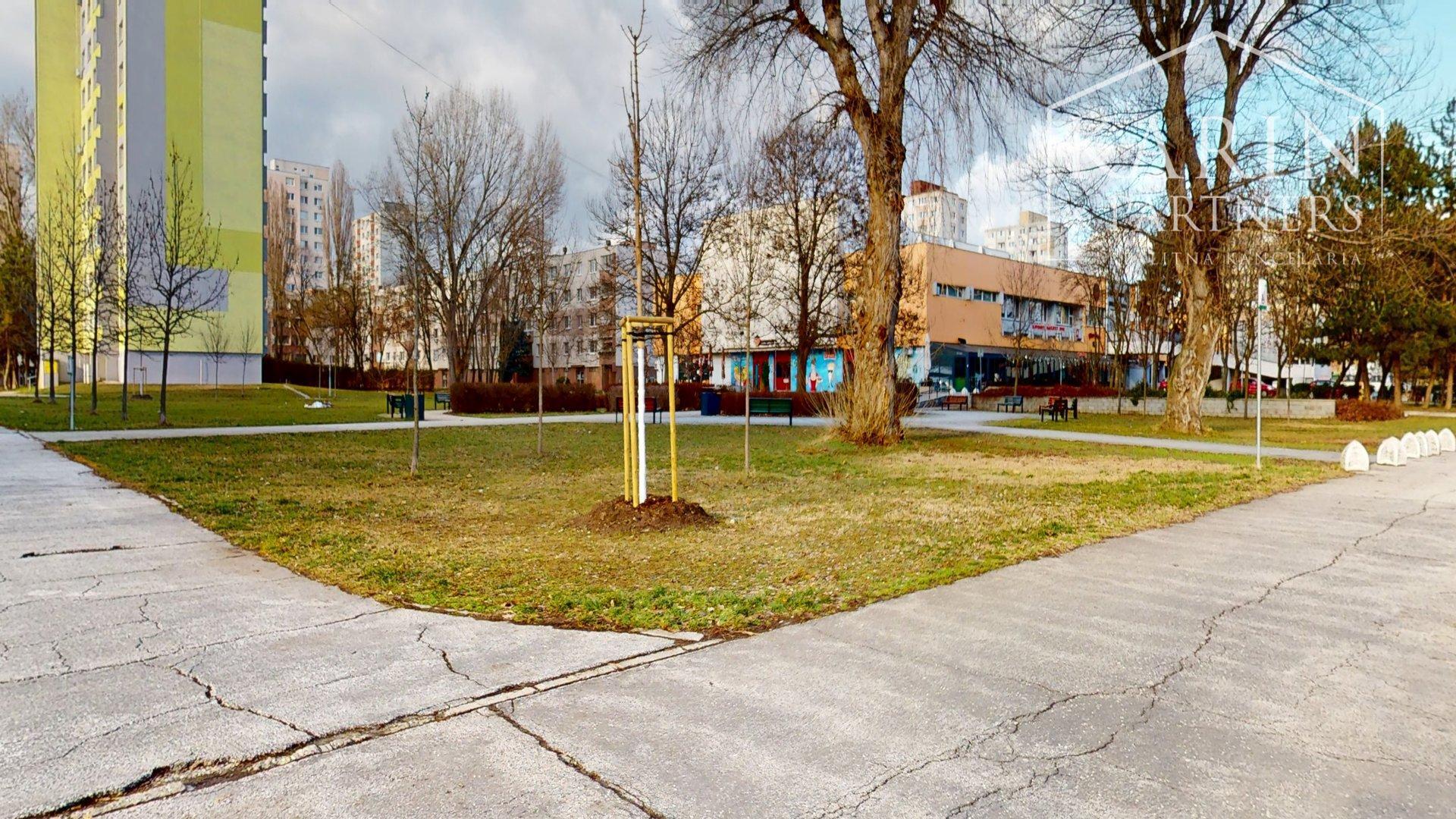 ZARIADENÝ PRIESTRANNÝ A SLNEČNÝ 2I BYT DISPOZIČNE UPRAVENÝ NA 3I